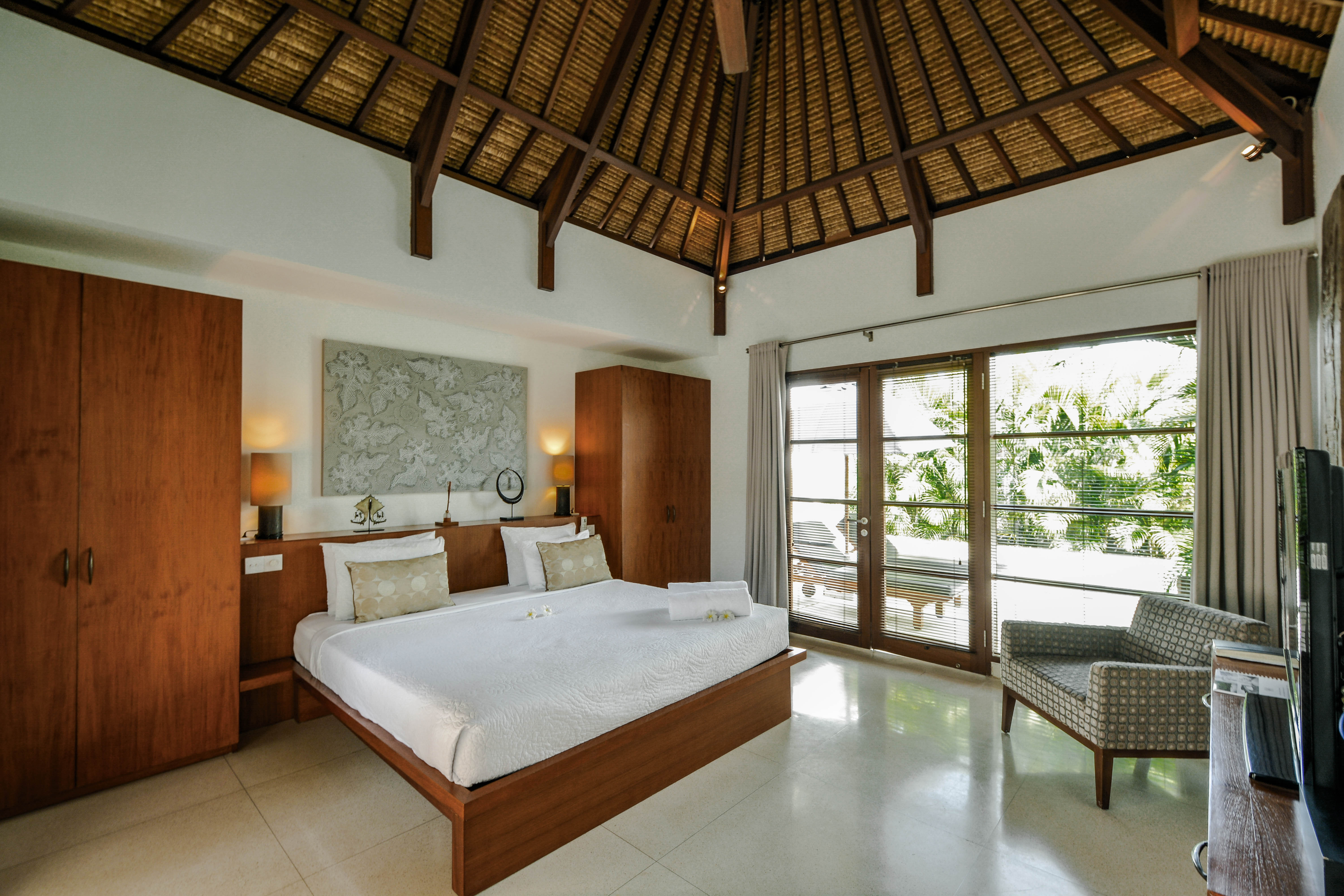 Villa Eight Bedrooms with More Than Three Bathrooms