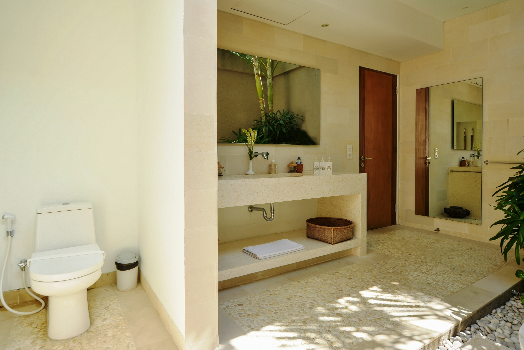 Villa Six Bedrooms Two Bathrooms