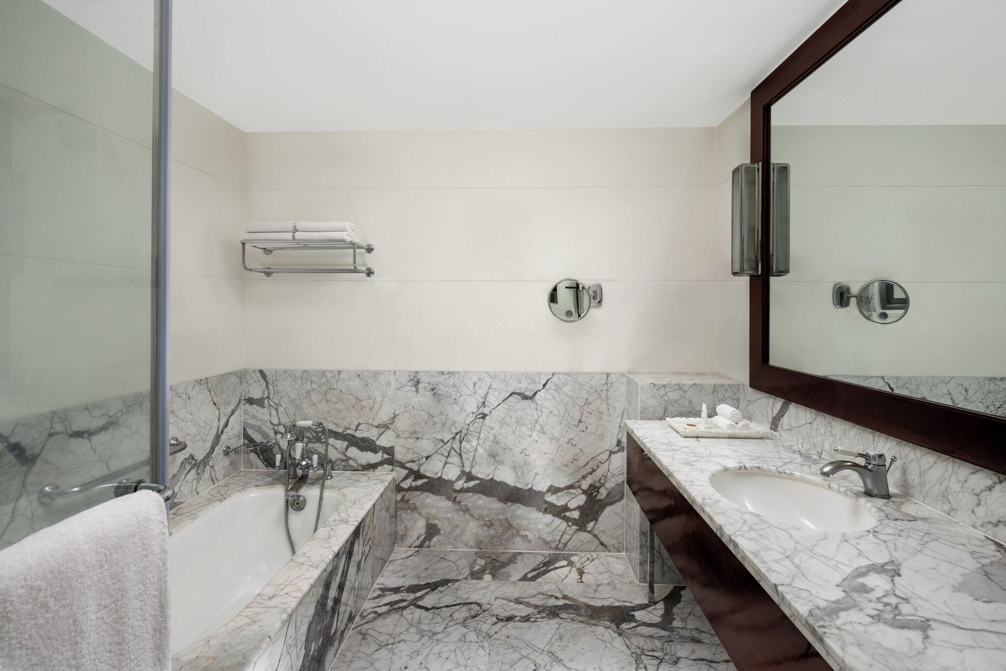 Suite King Bed Smoking
