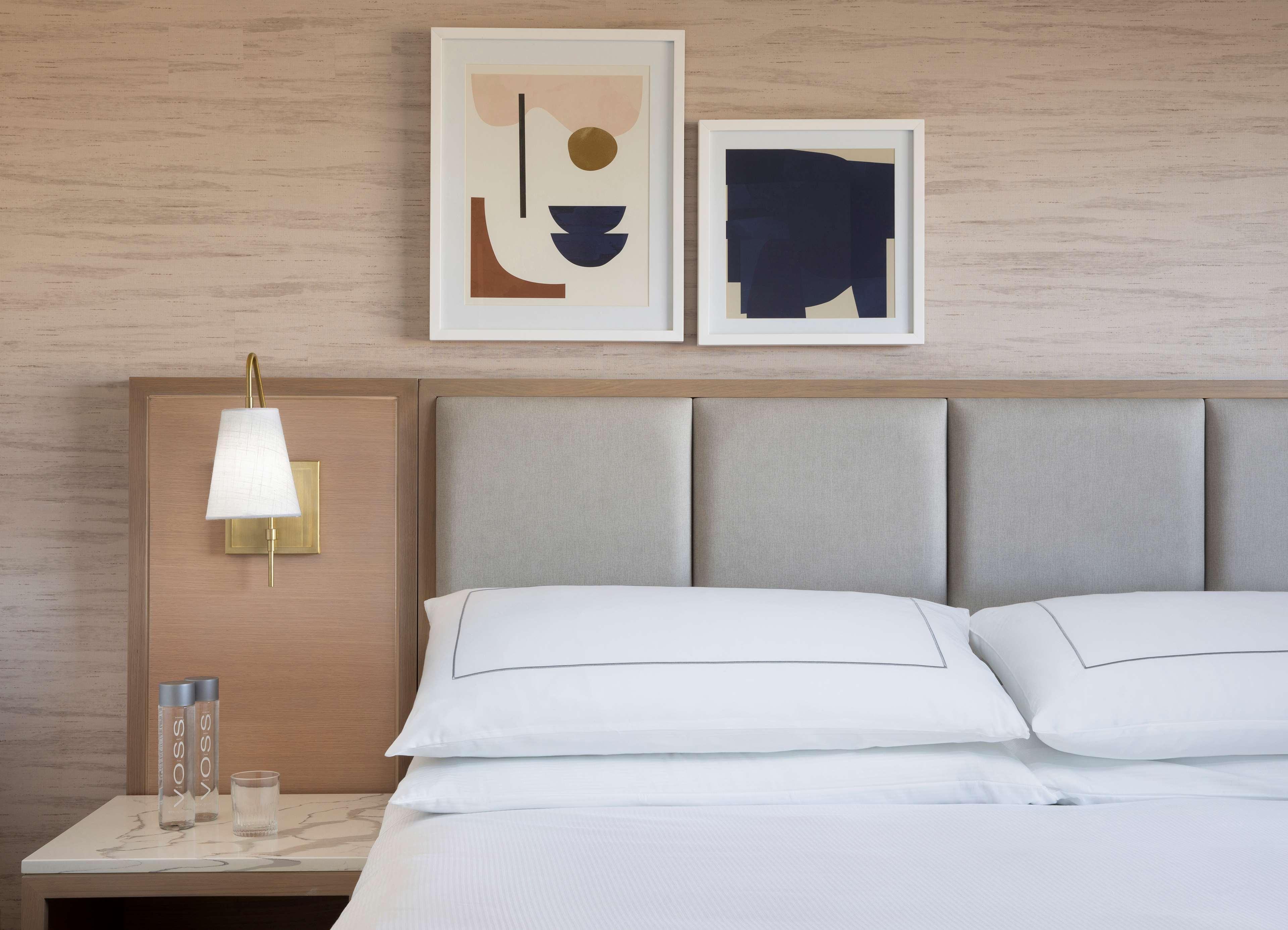 Suite Accessible King Size Bed