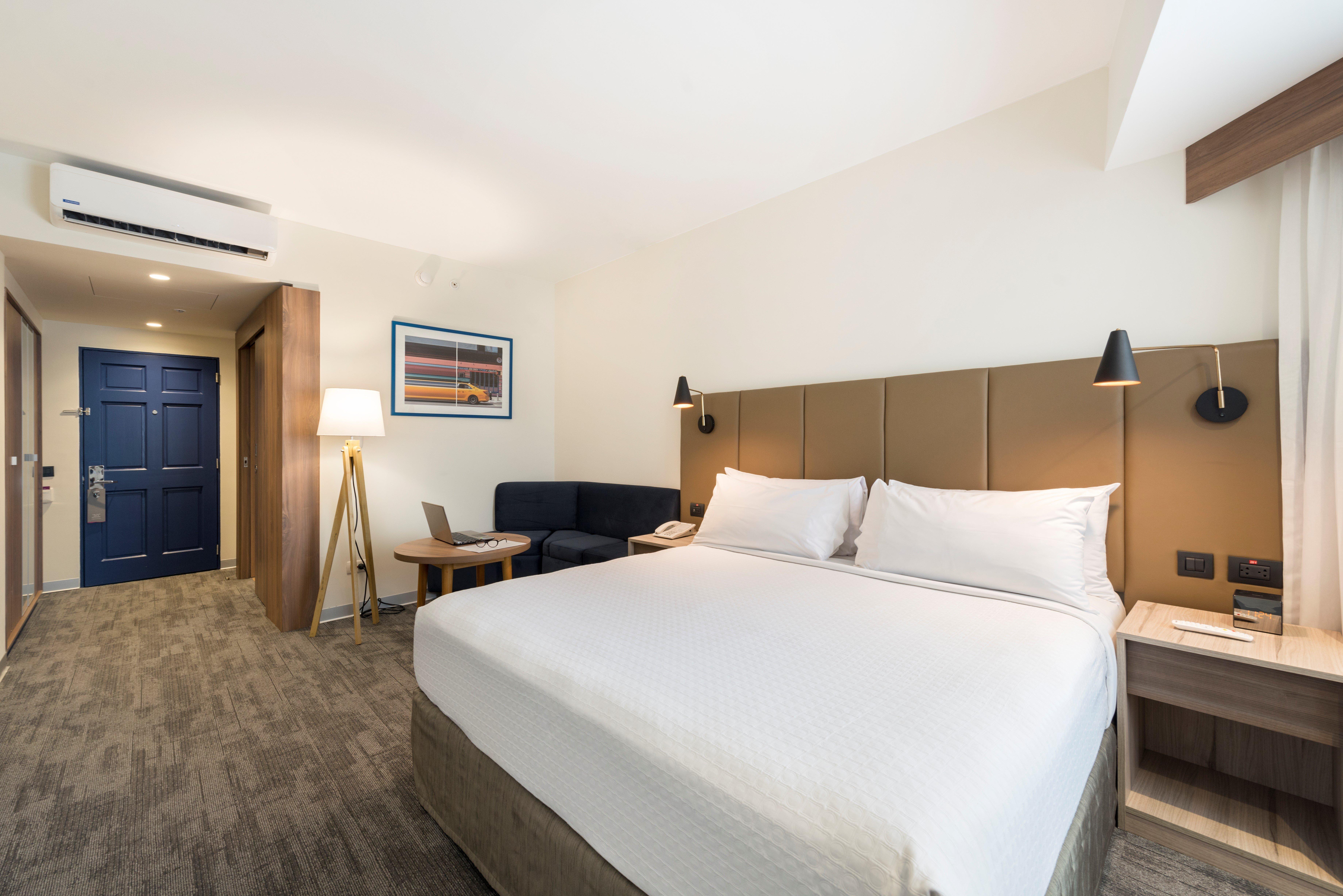 Double City View Queen Bed