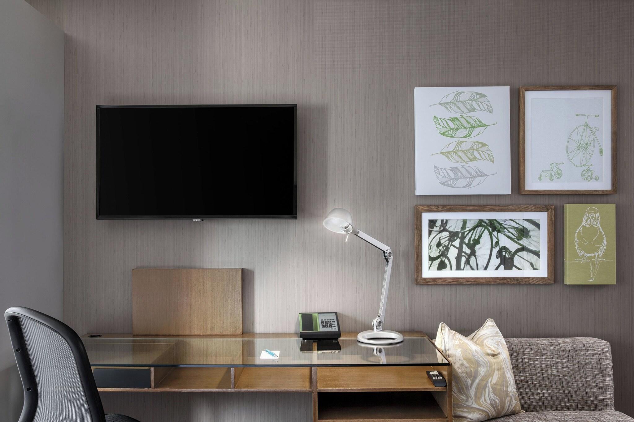 Studio City View King Bed