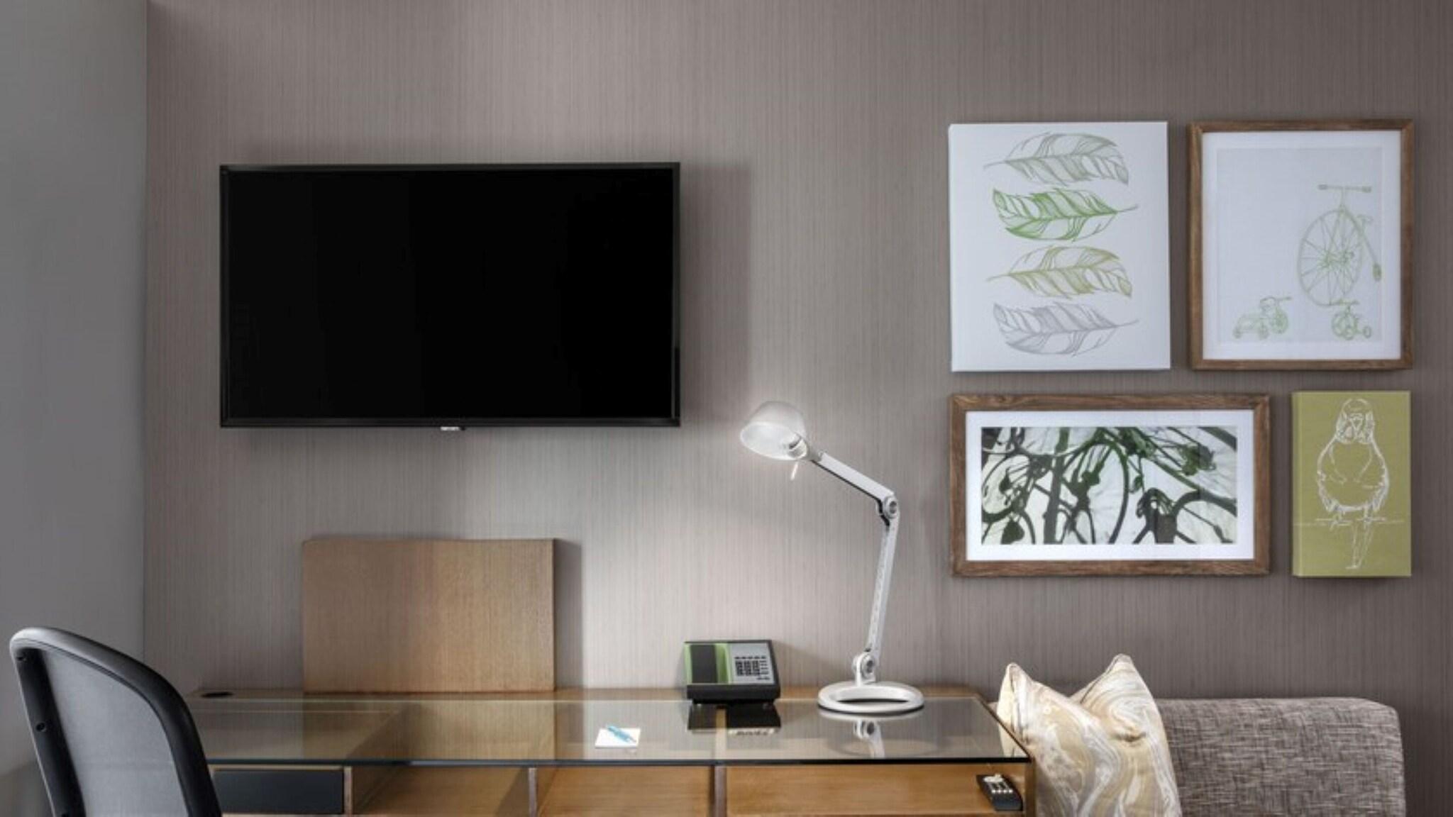 Studio City View King Bed