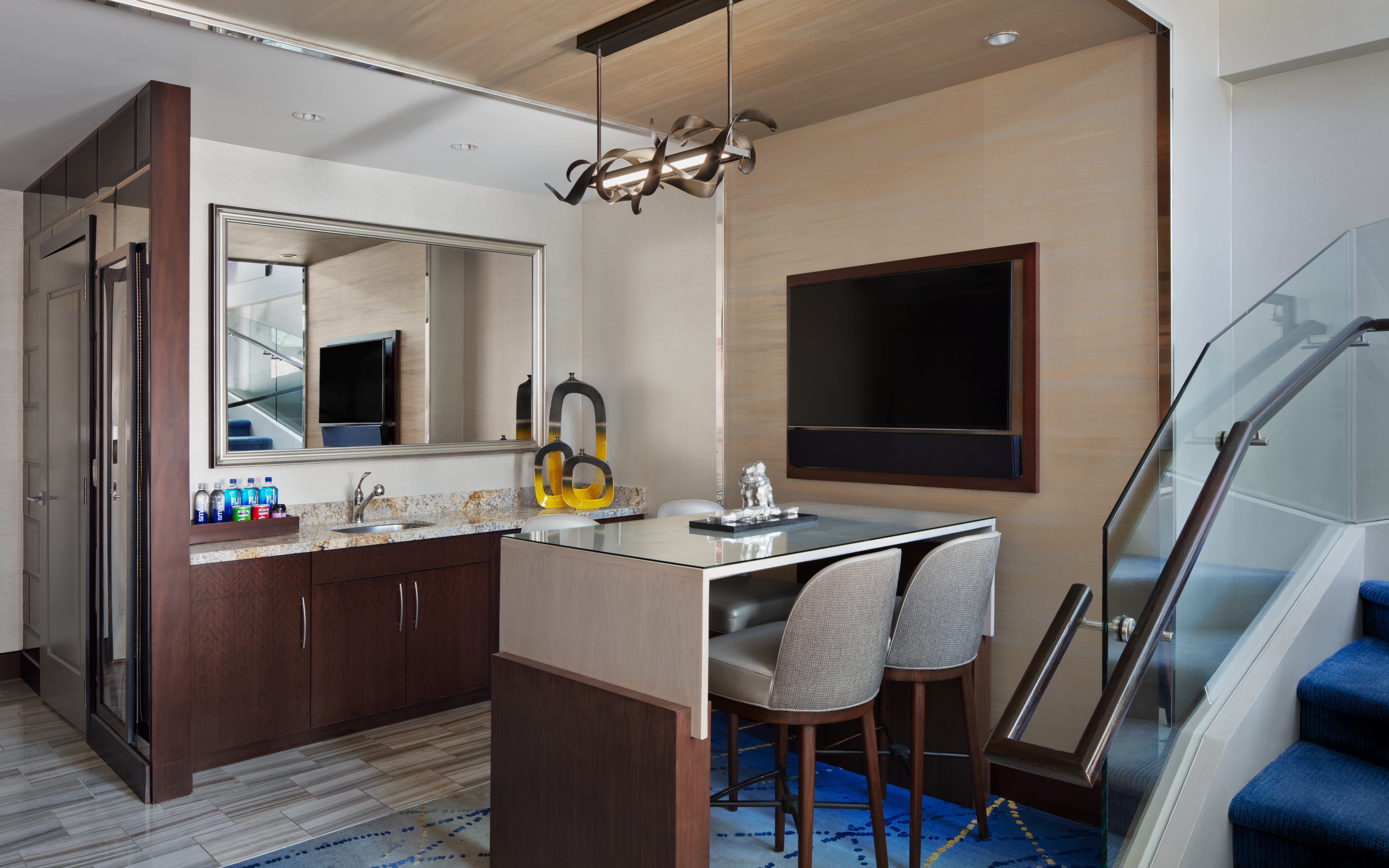 Suite Pool View King Bed