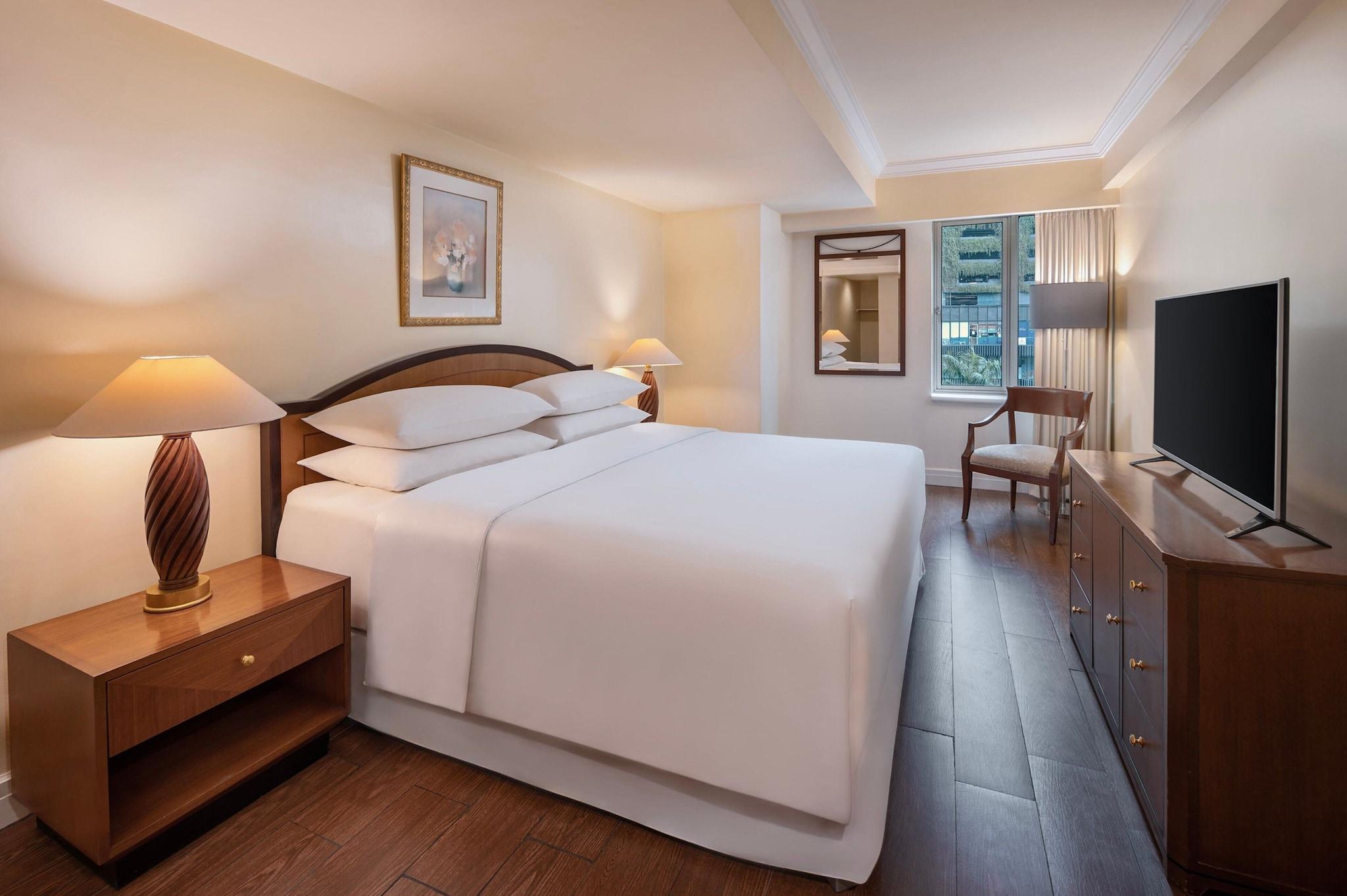 Double King Bed Smoking