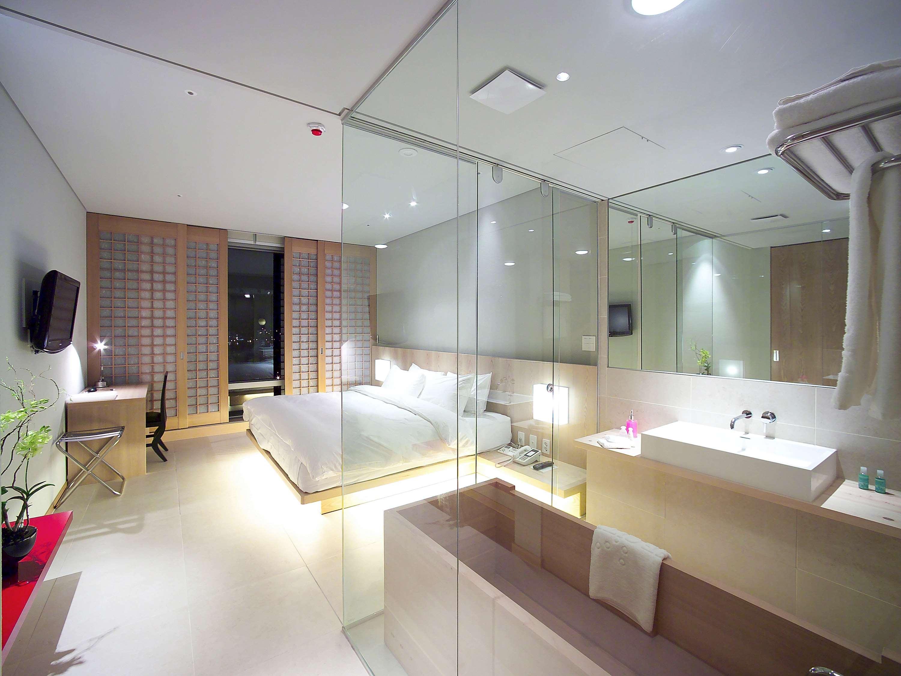 Double Deluxe King Bed