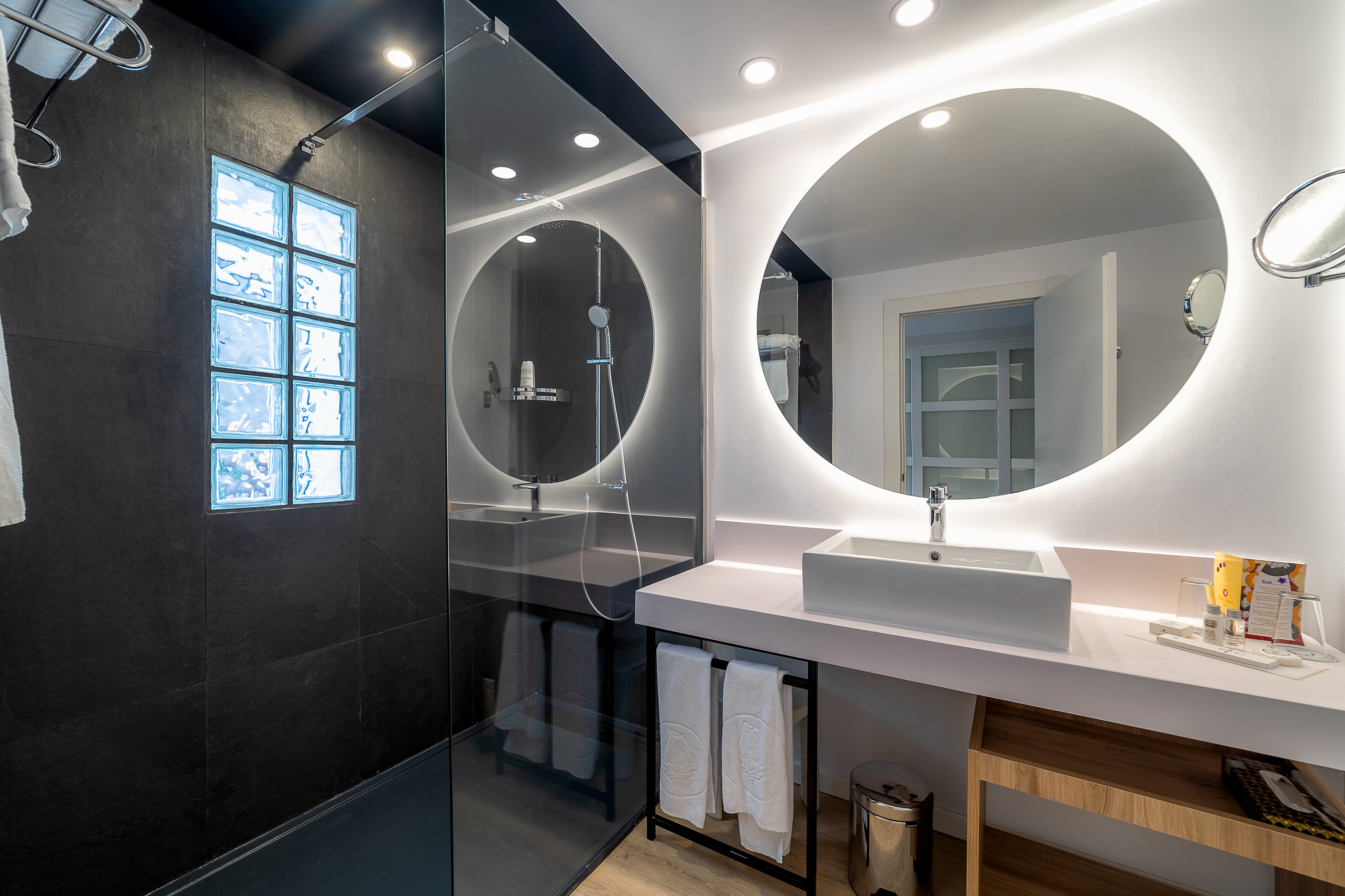 Double Connecting Room