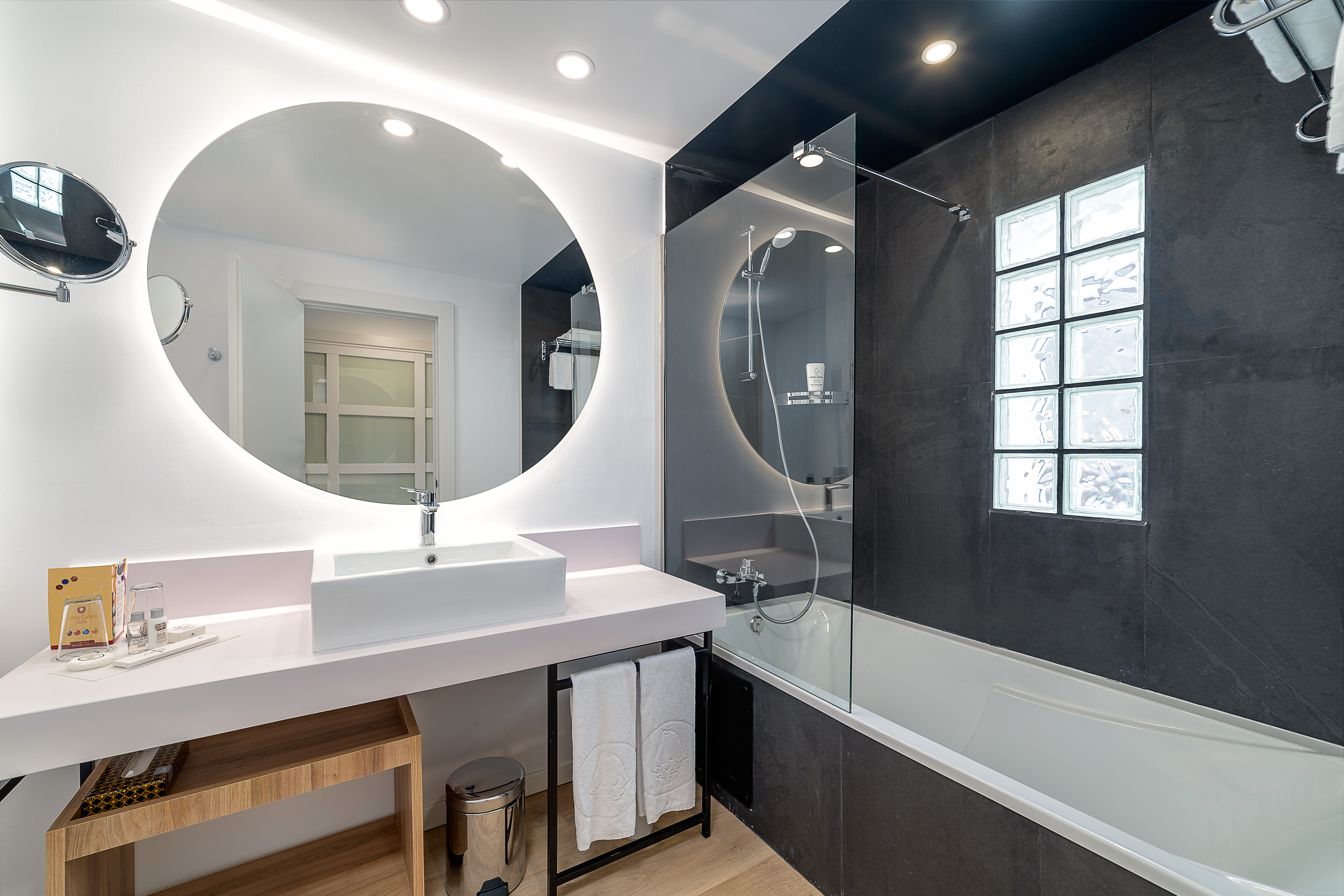 Double Connecting Room