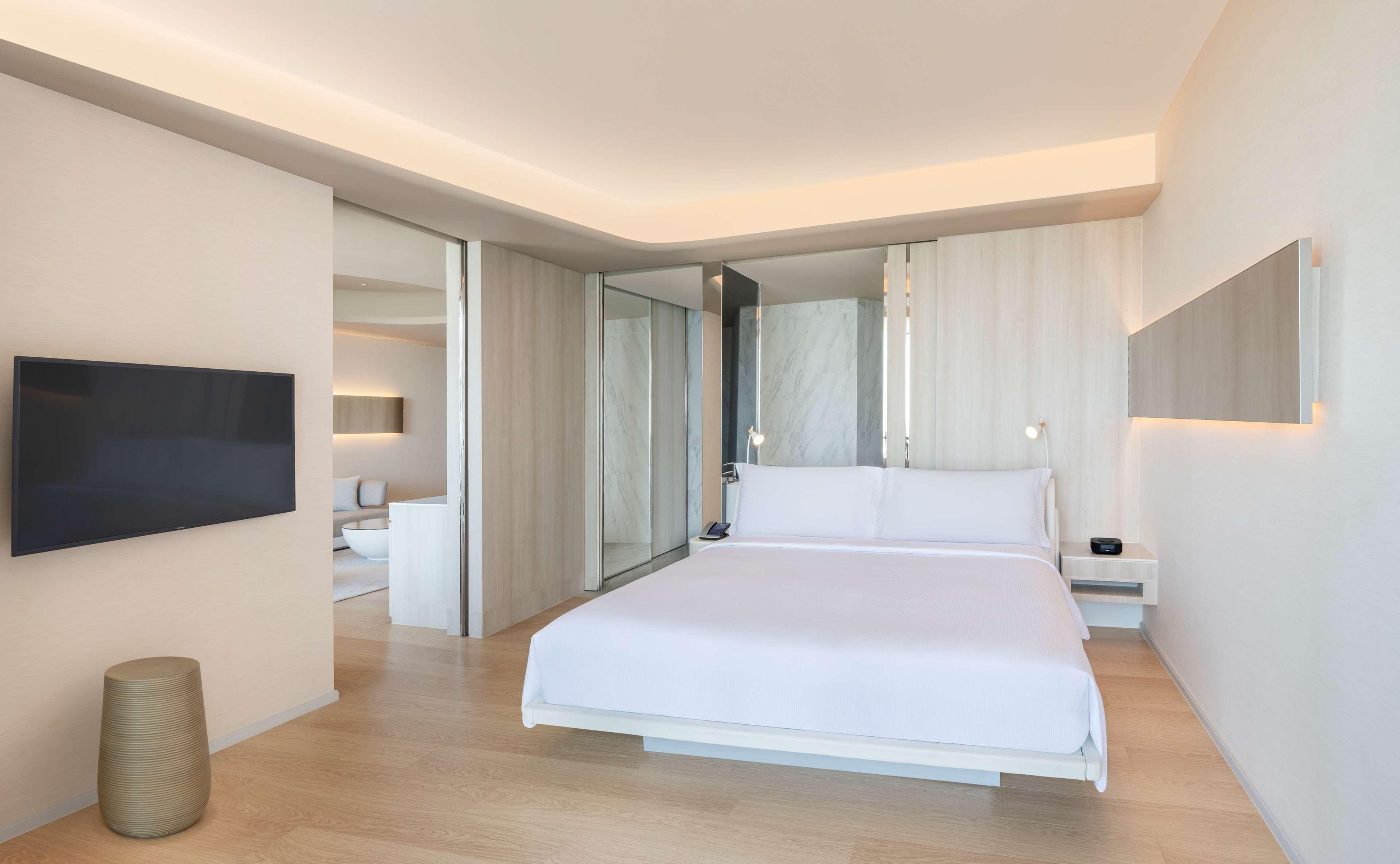 Suite Deluxe King Bed