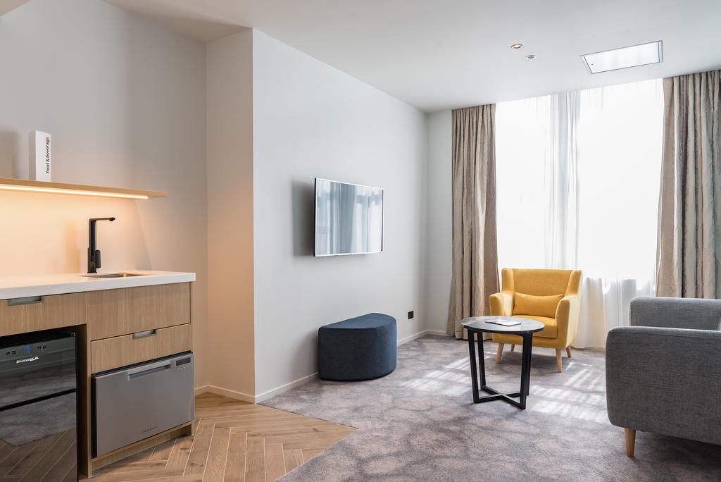 Studio Premier Queen Bed