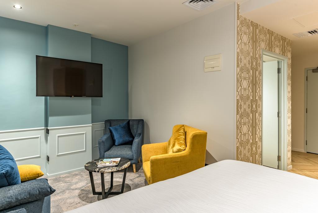 Studio Queen Size Bed