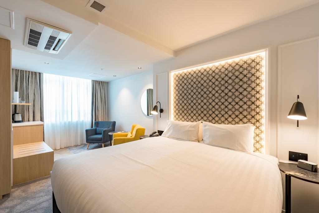 Studio Classic King Bed