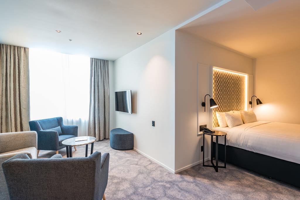 Studio Premier Queen Bed