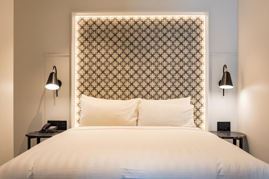 Studio Premier Queen Bed