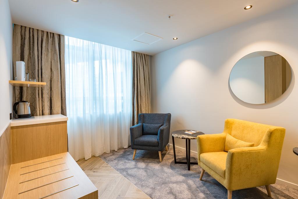 Studio Classic Queen Bed