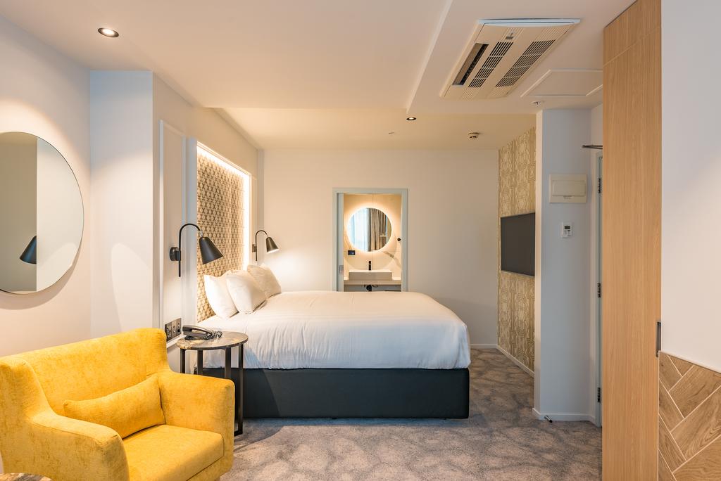 Studio Classic Queen Bed