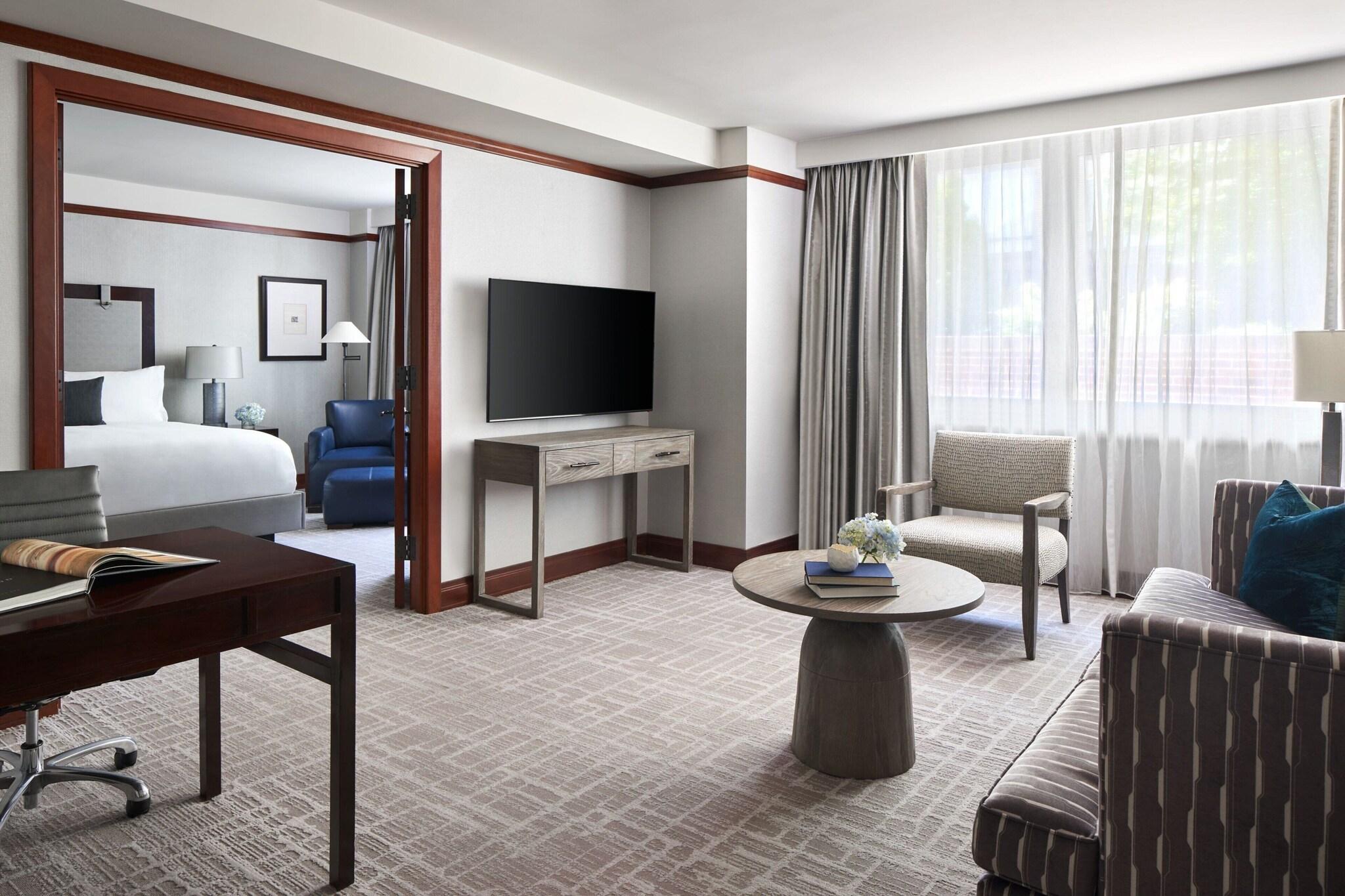 Suite Accessible King Size Bed