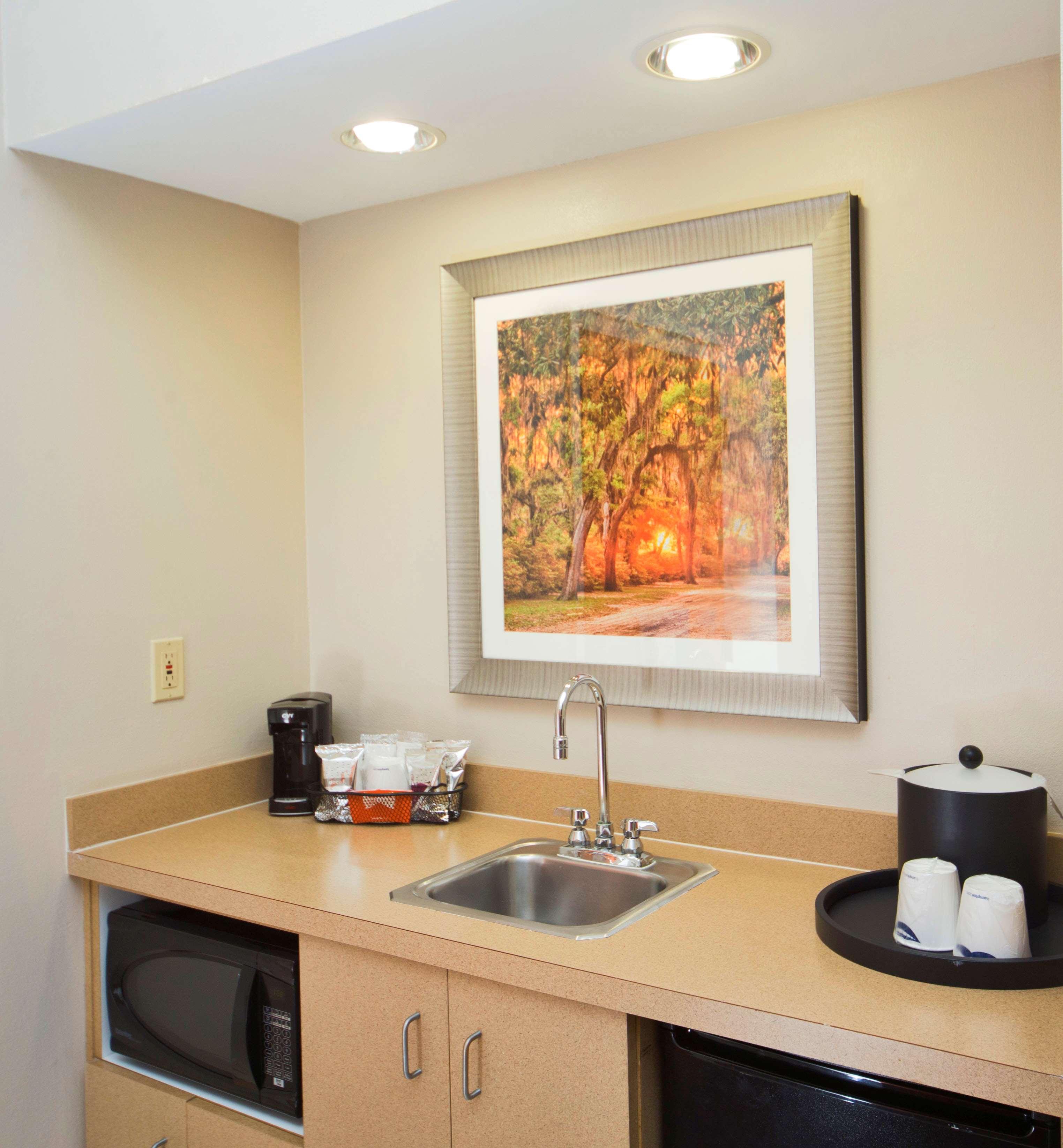 Studio Two Queen Beds Non Smoking