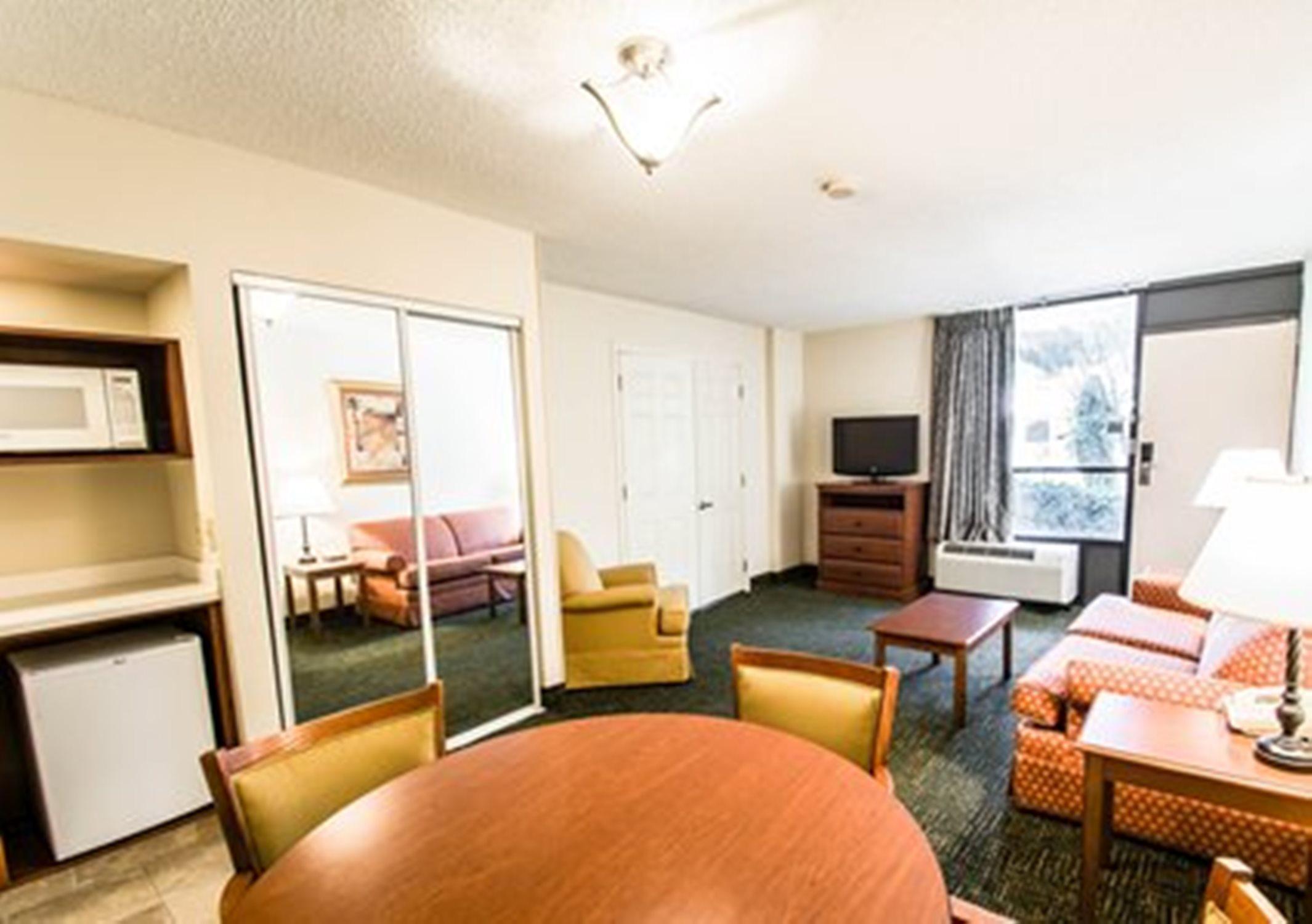 Suite Deluxe Queen Bed