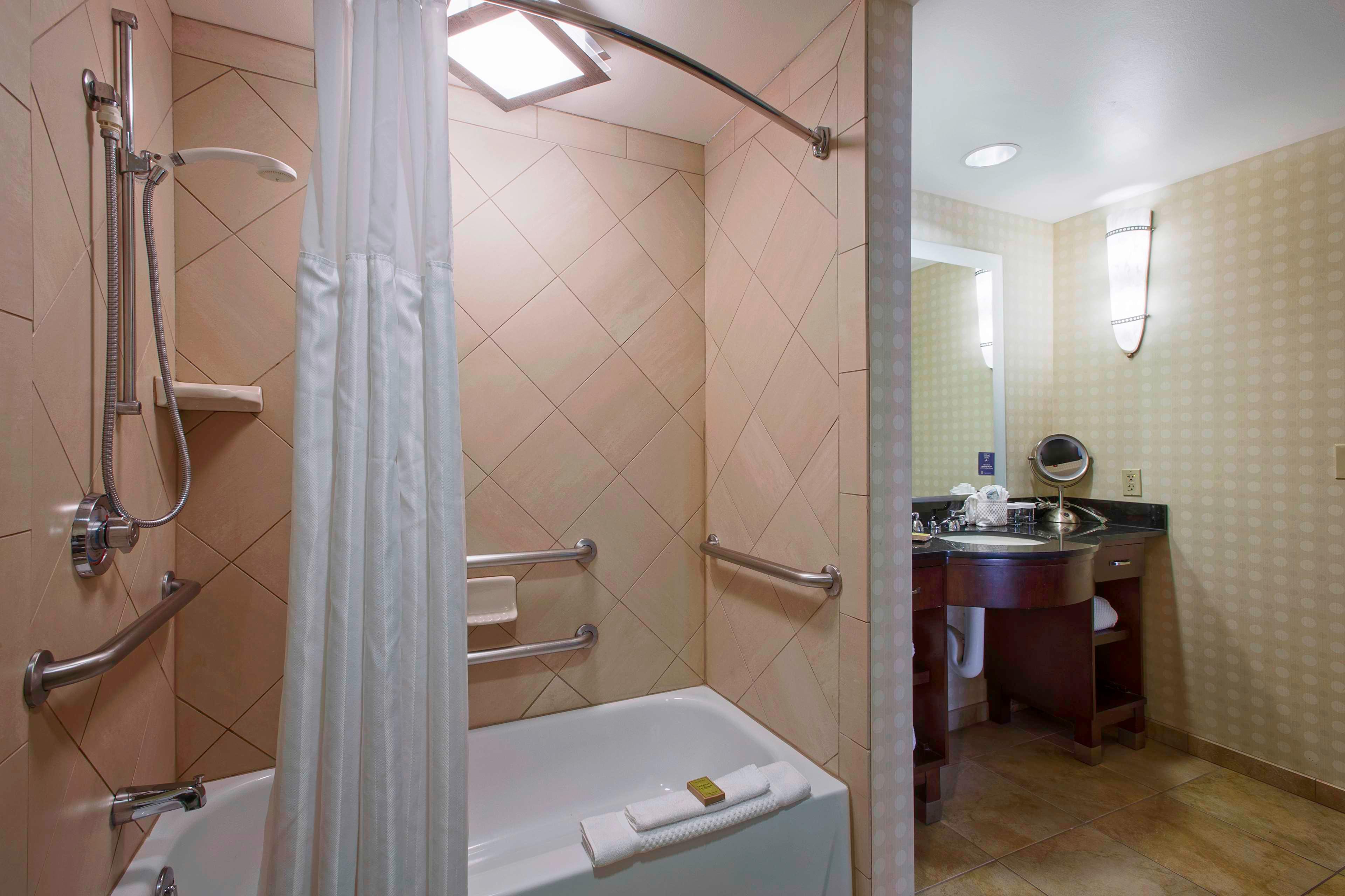 Suite Accessible King Size Bed