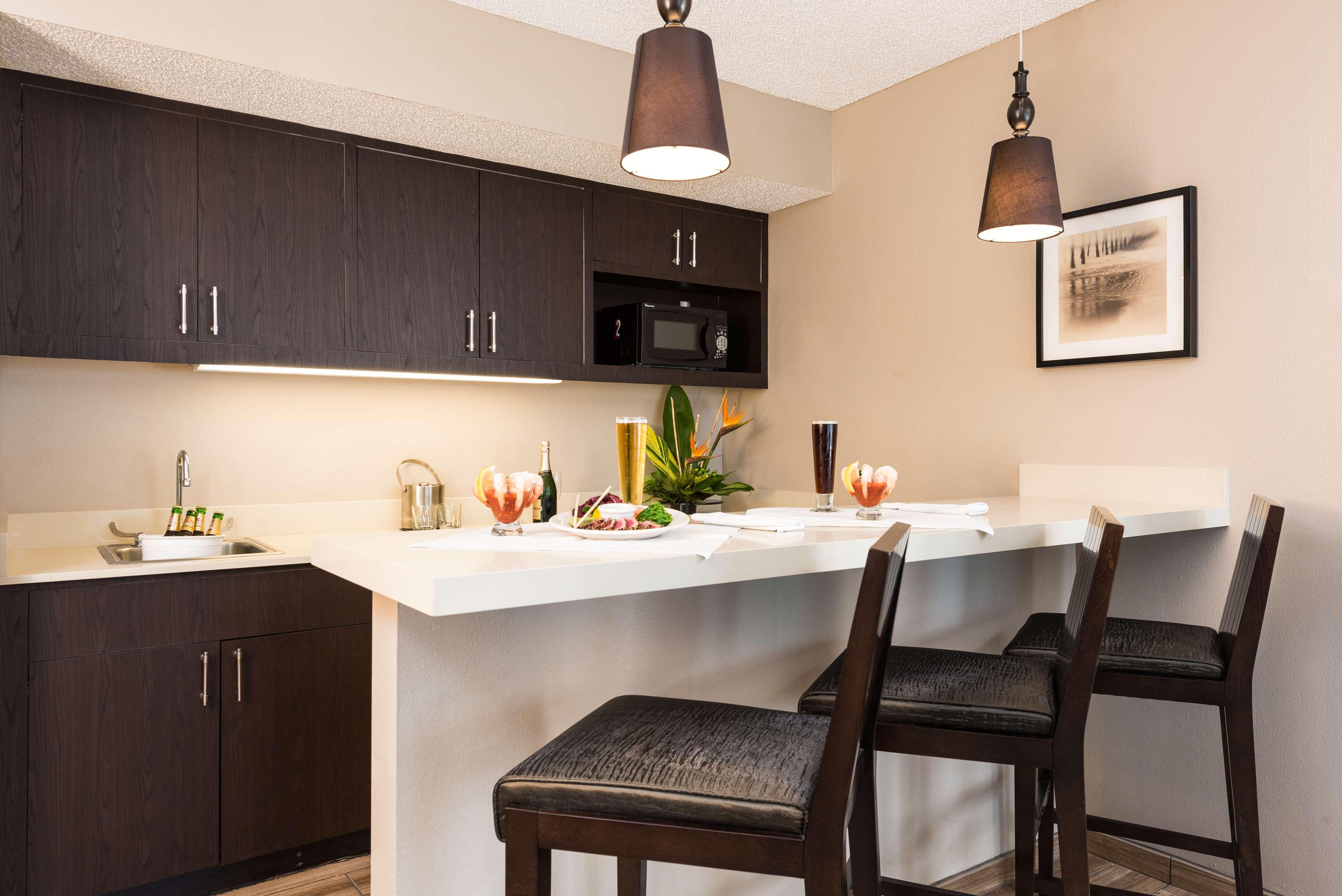 Suite Accessible King Size Bed