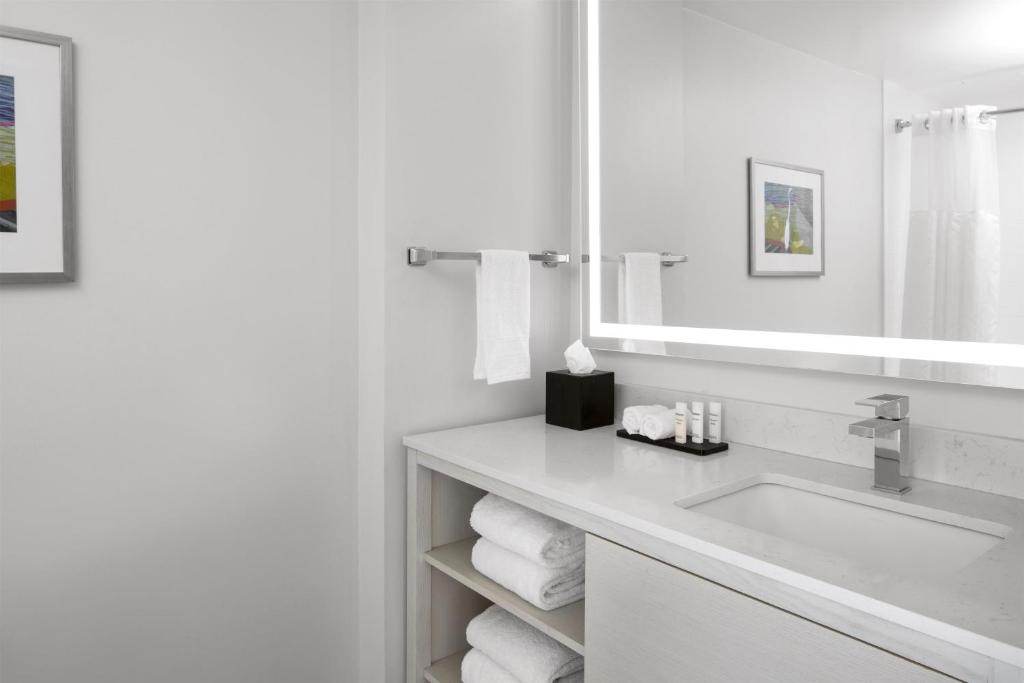 Studio City View King Bed