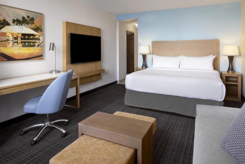 Studio City View King Bed