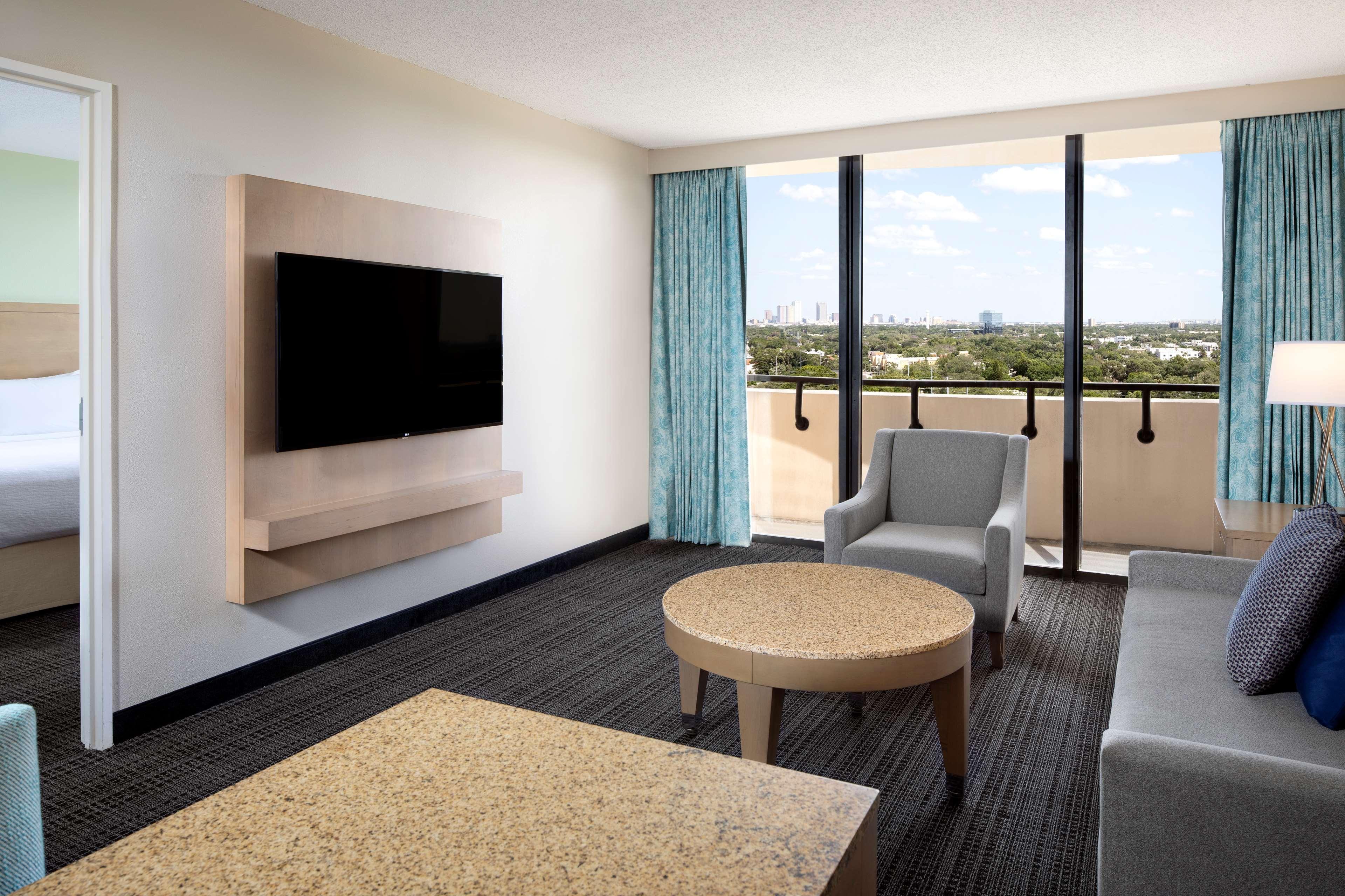 Suite City View King Bed