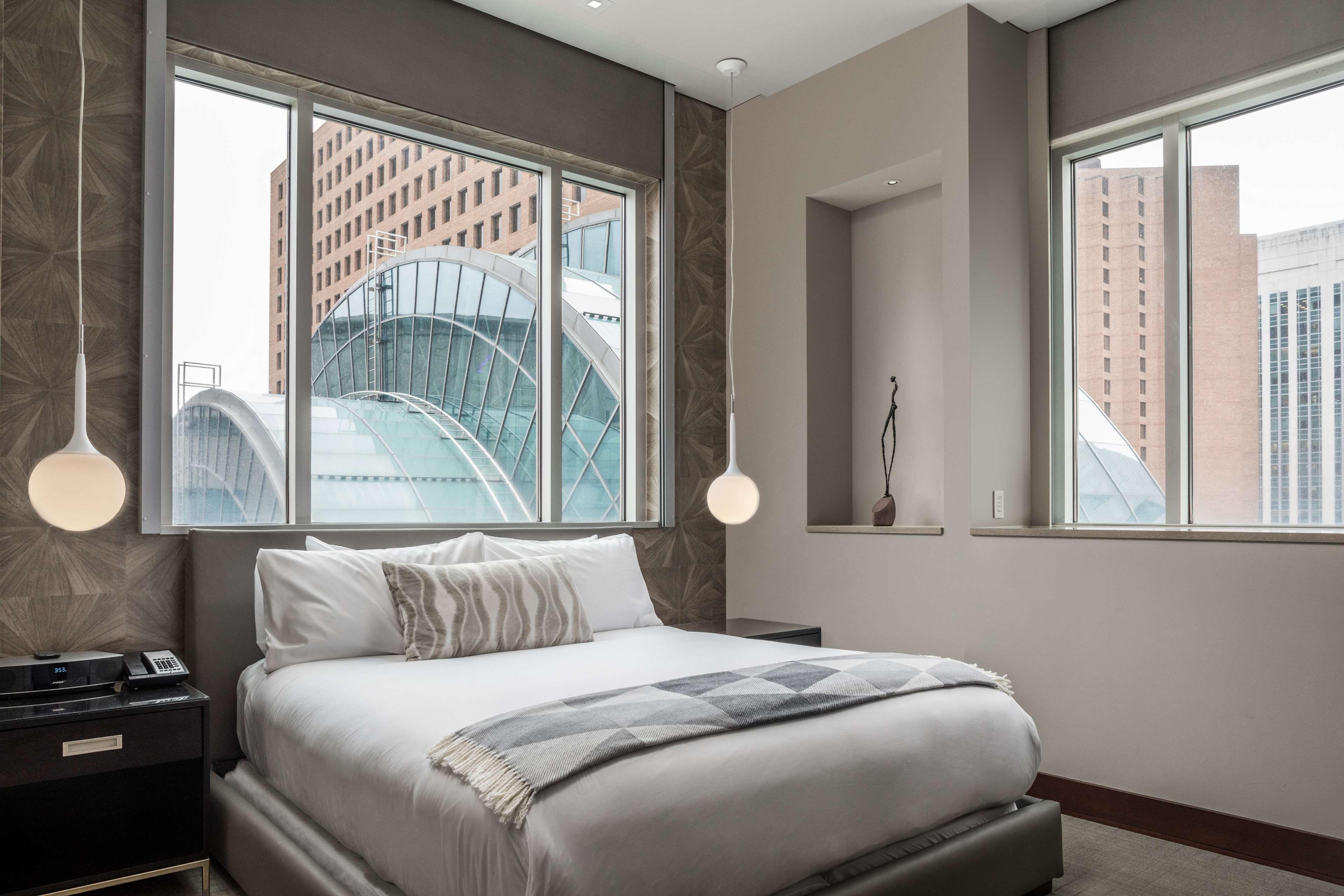 Suite Accessible King Size Bed