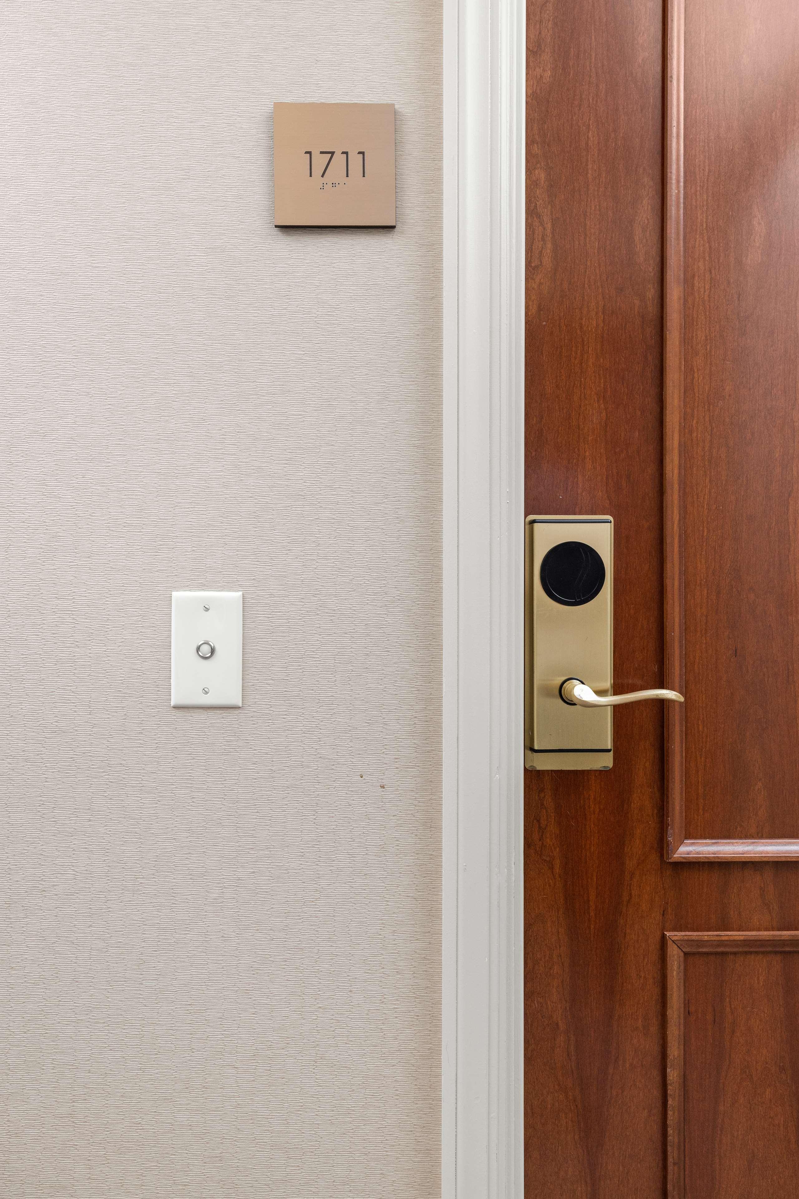 Suite Accessible King Size Bed