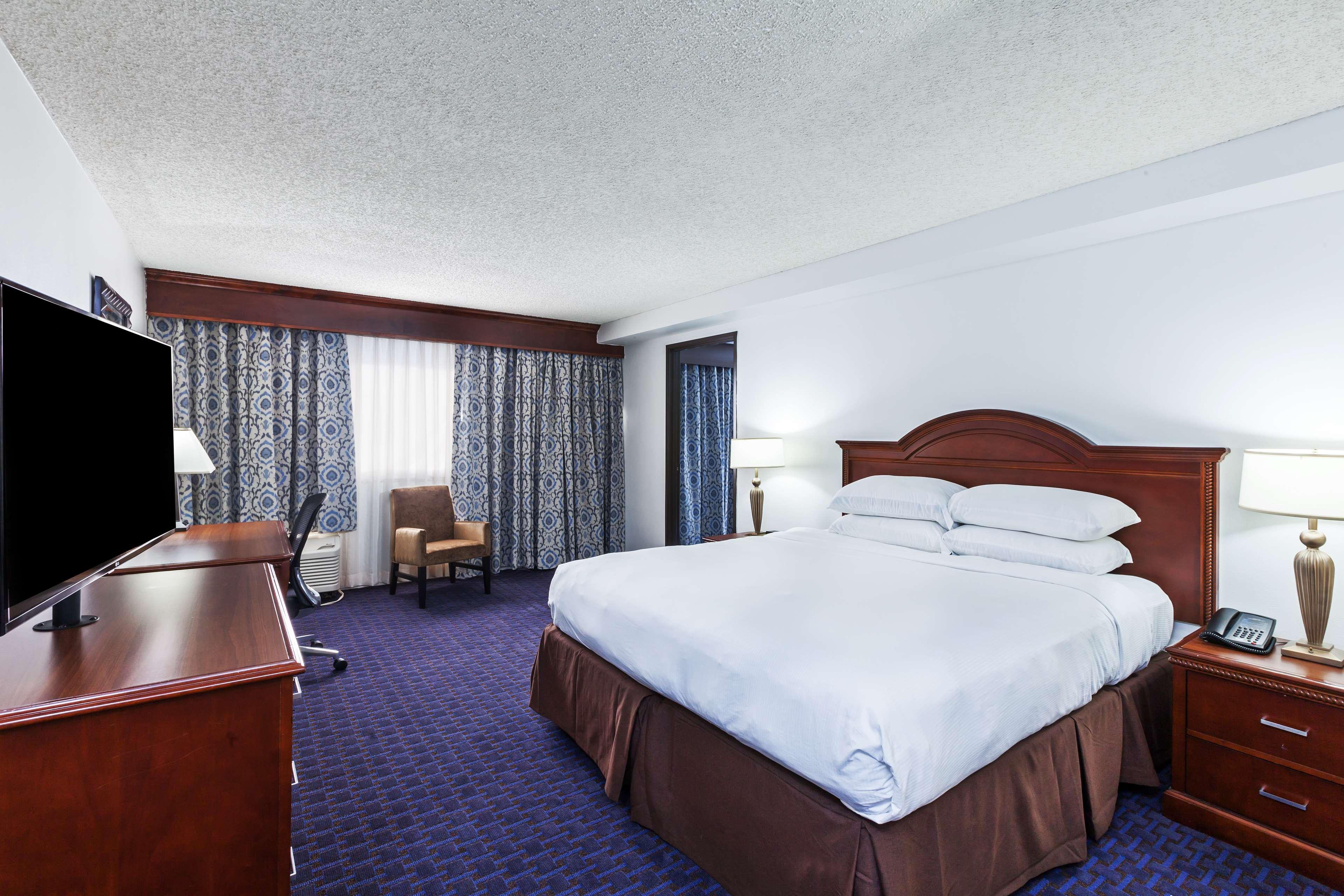 Suite Pool View King Bed