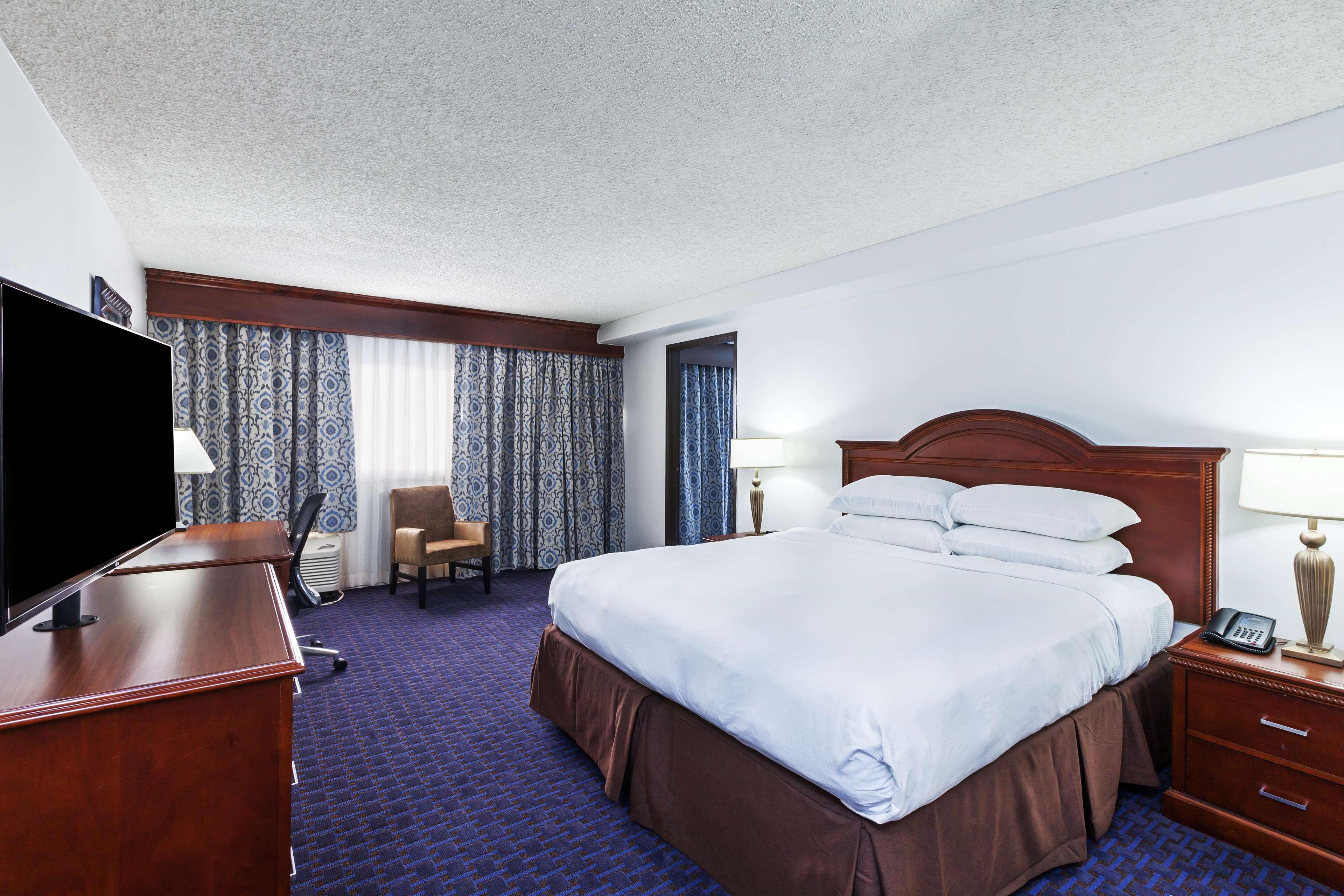 Suite Pool View King Bed