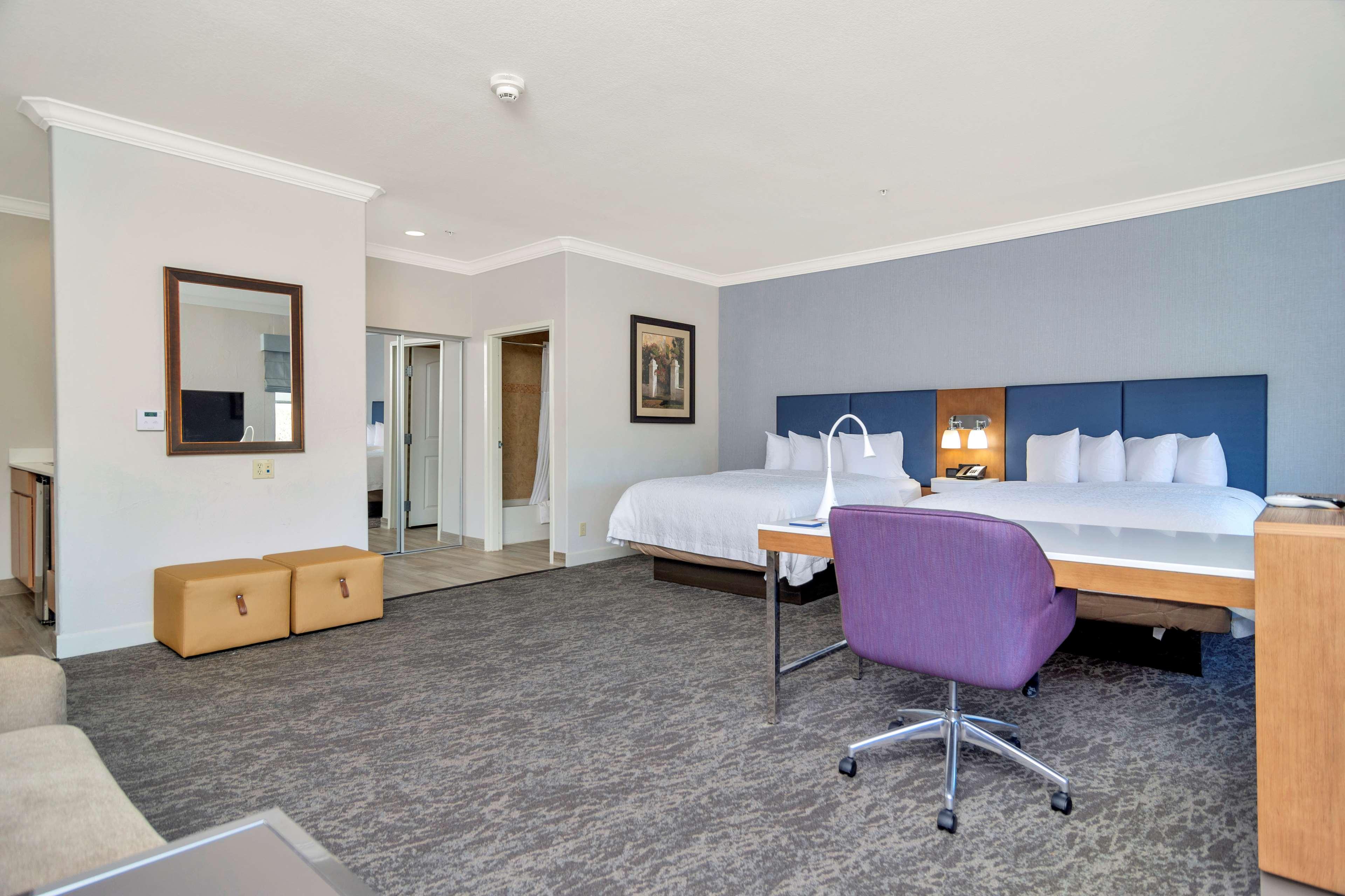 Studio Two Queen Beds Non Smoking