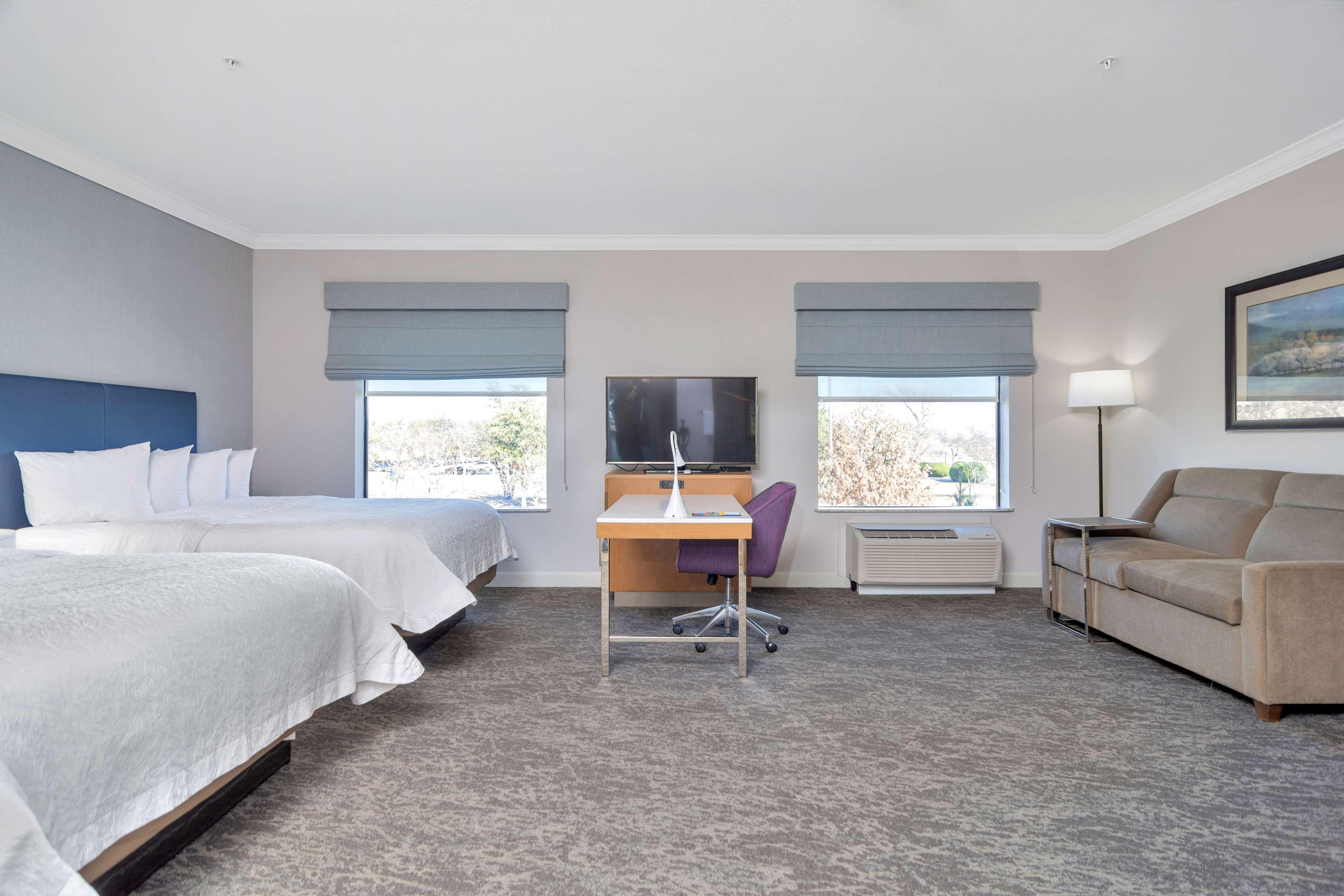 Studio Two Queen Beds Non Smoking