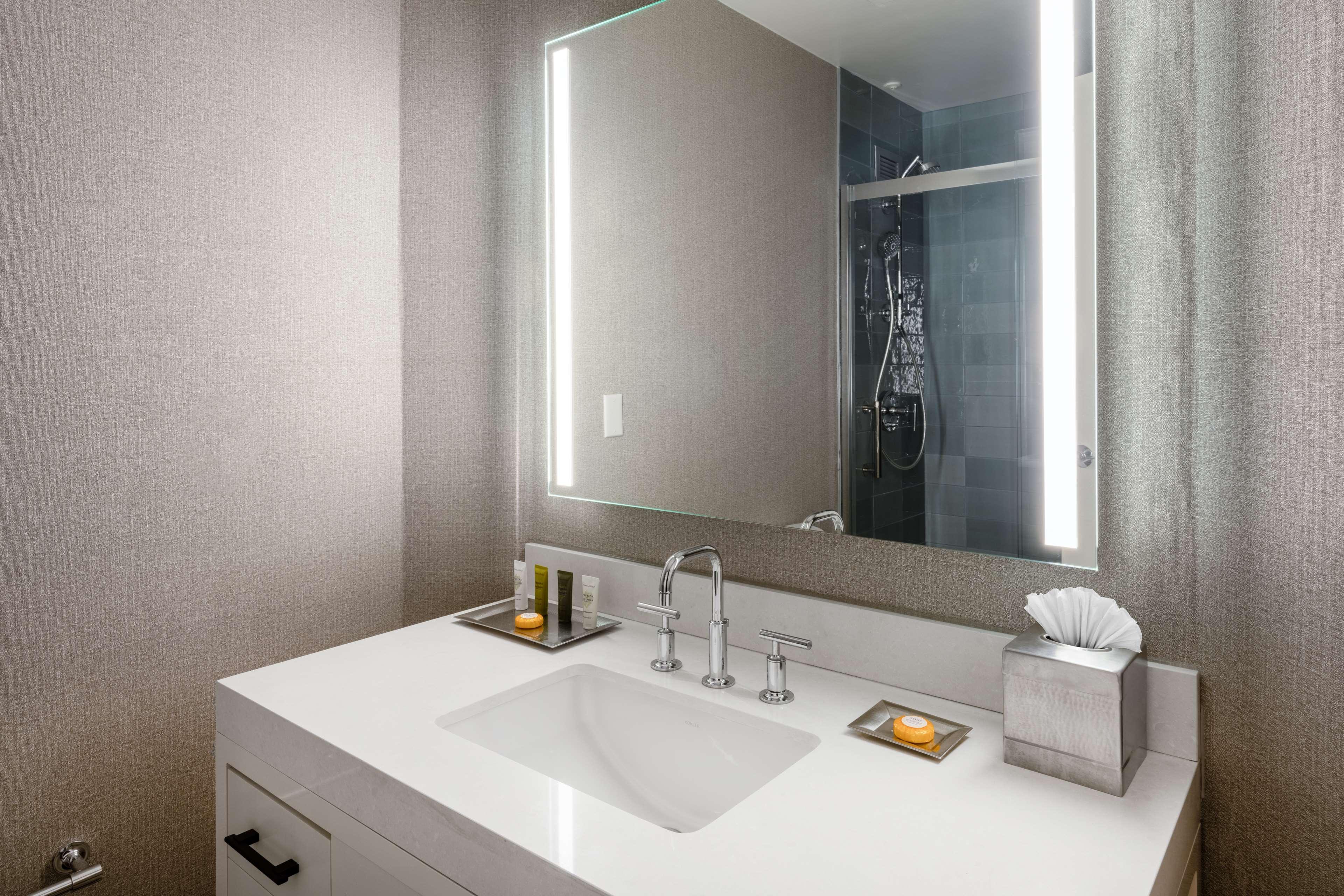 Studio City View King Bed