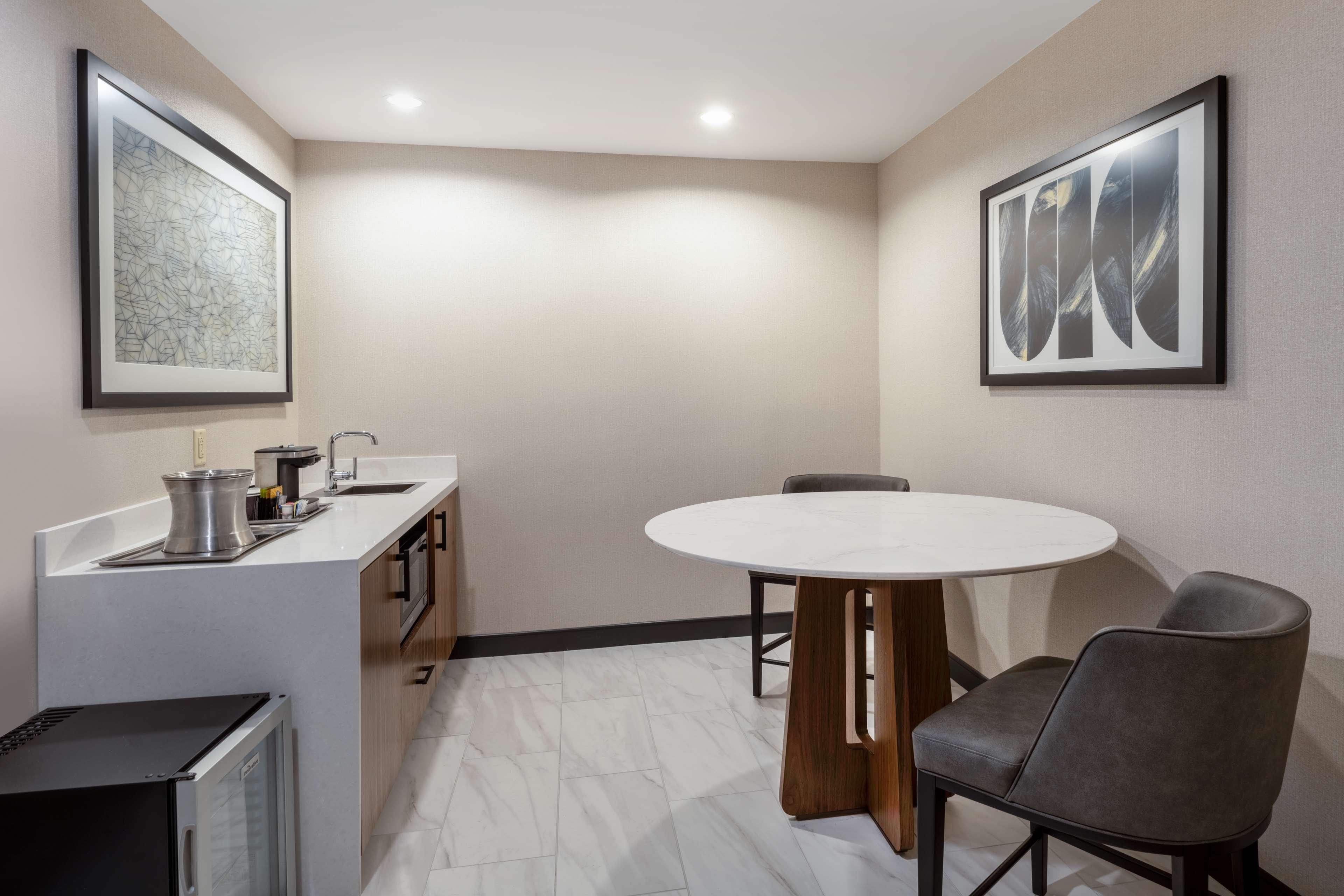 Studio City View King Bed