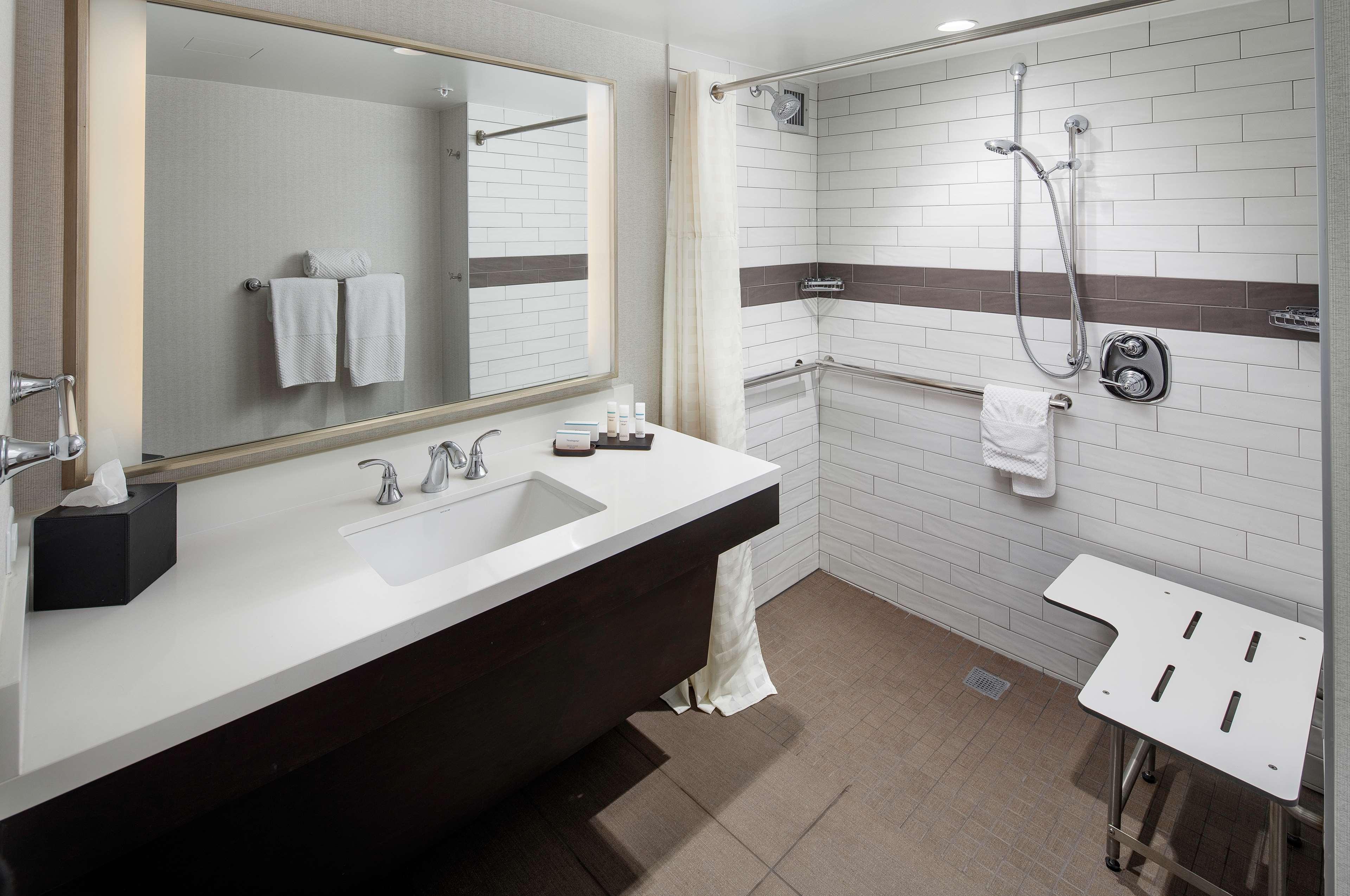 Suite Accessible King Size Bed