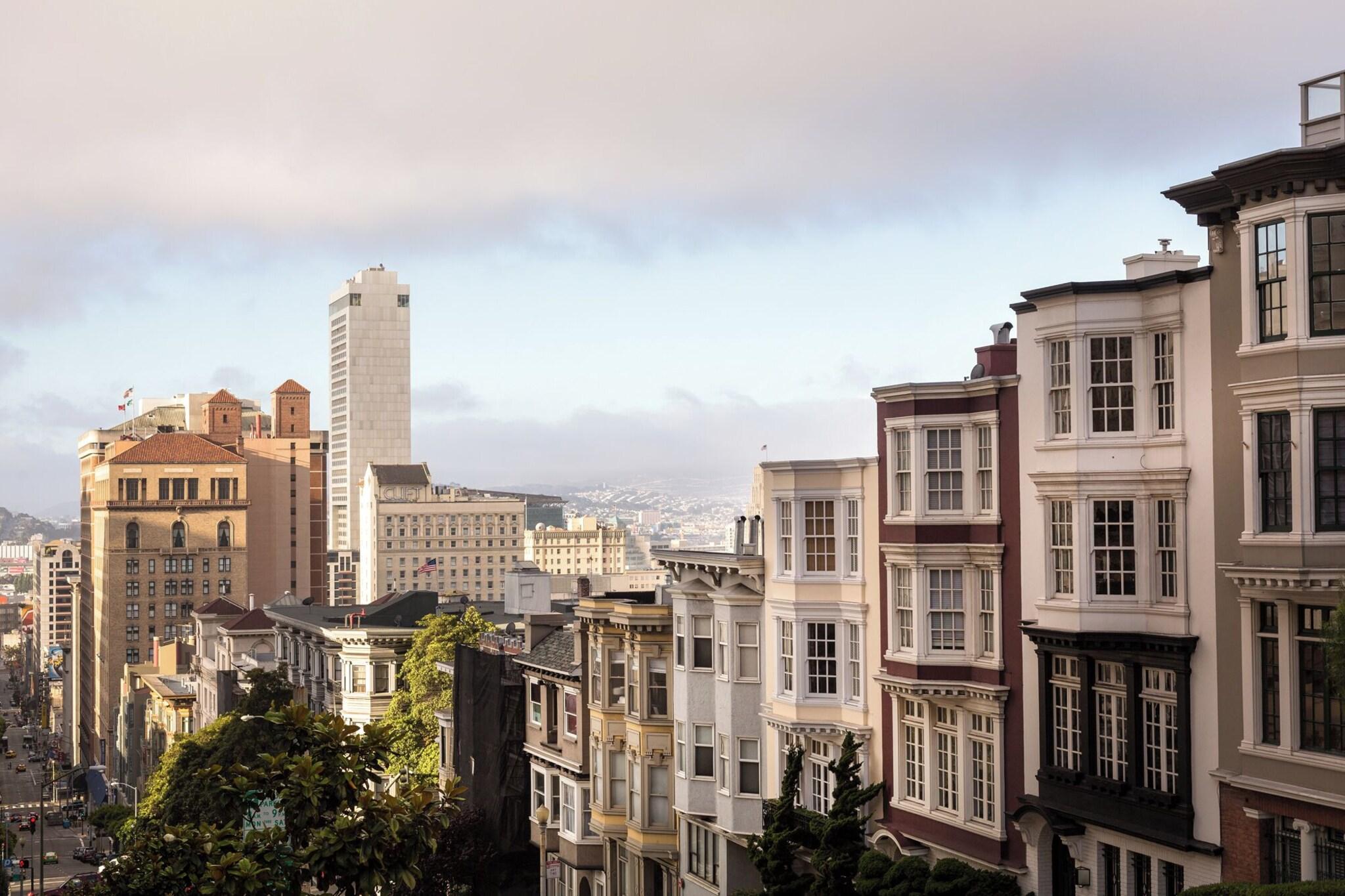 Suite Accessible King Size Bed