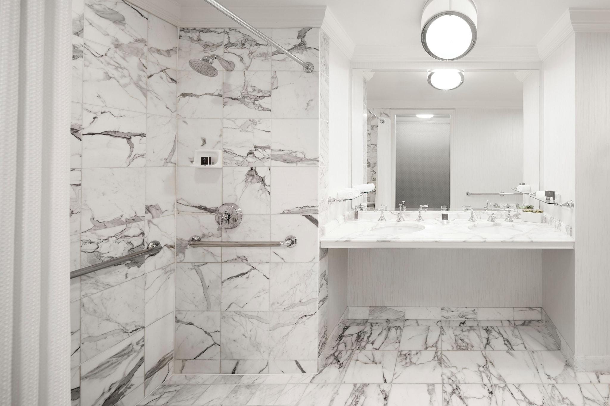 Suite Accessible King Size Bed