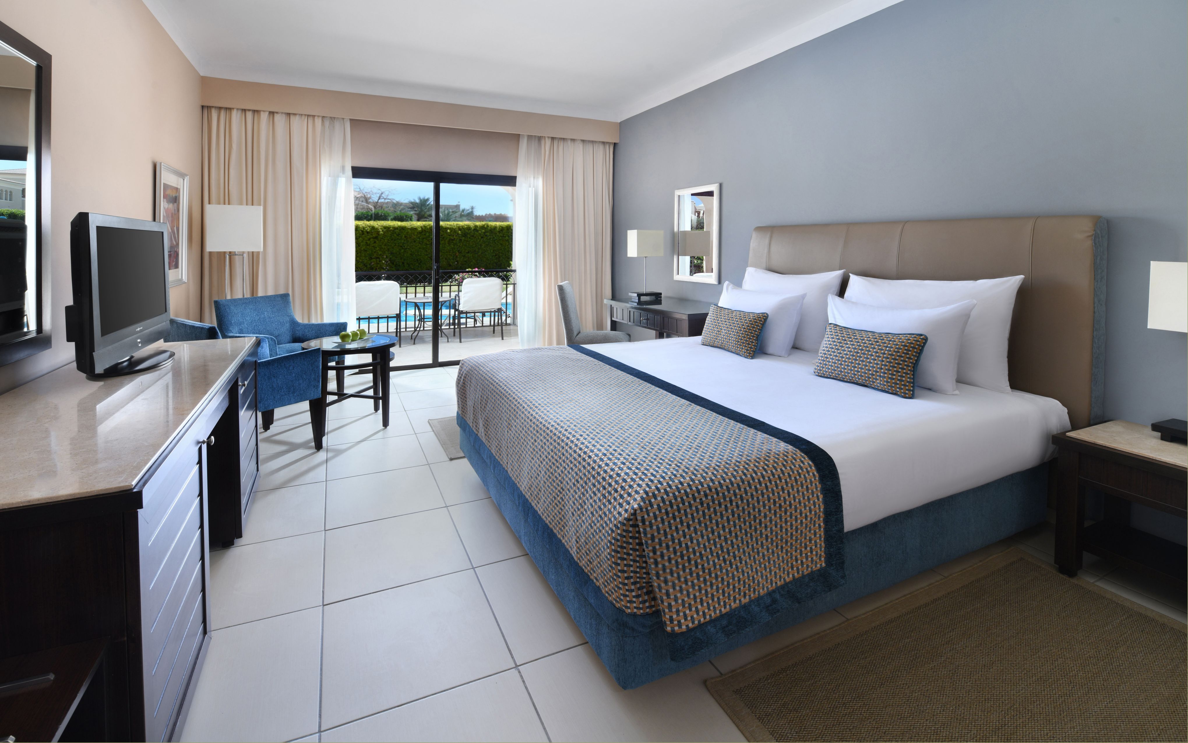 Family Room Deluxe Queen Bed