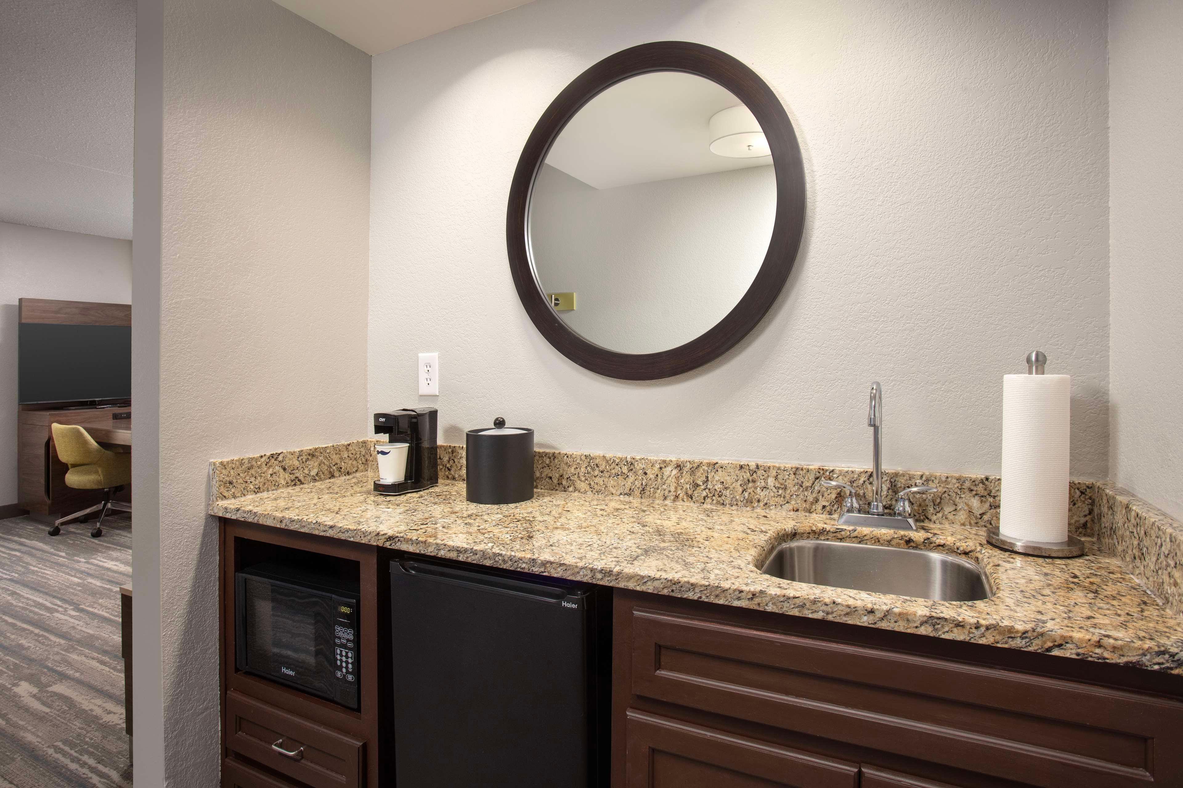 Studio Two Queen Beds Non Smoking