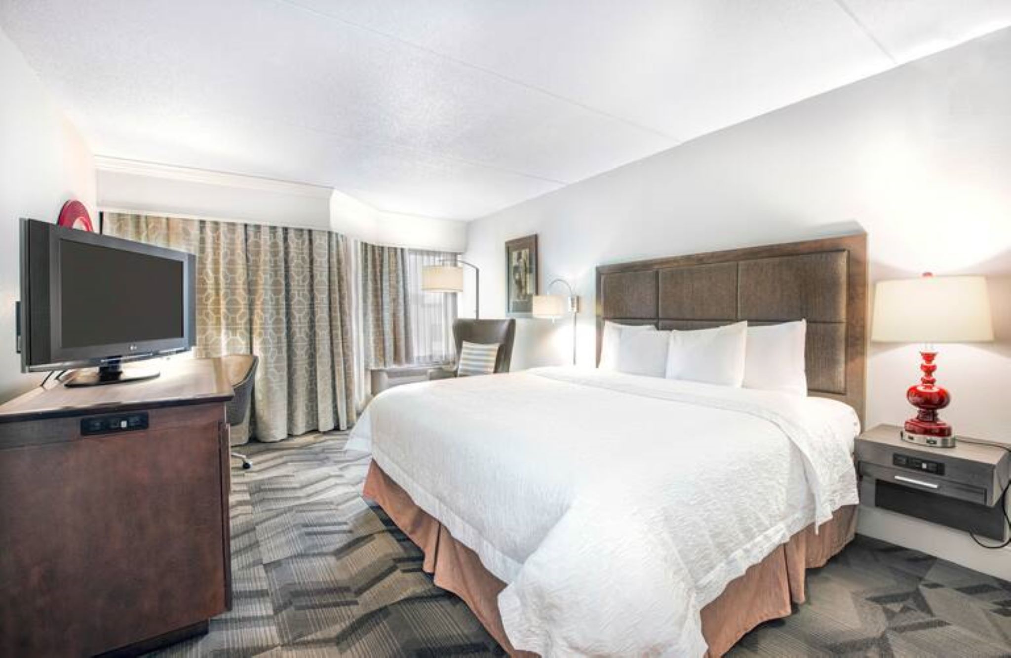 Suite Accessible King Size Bed