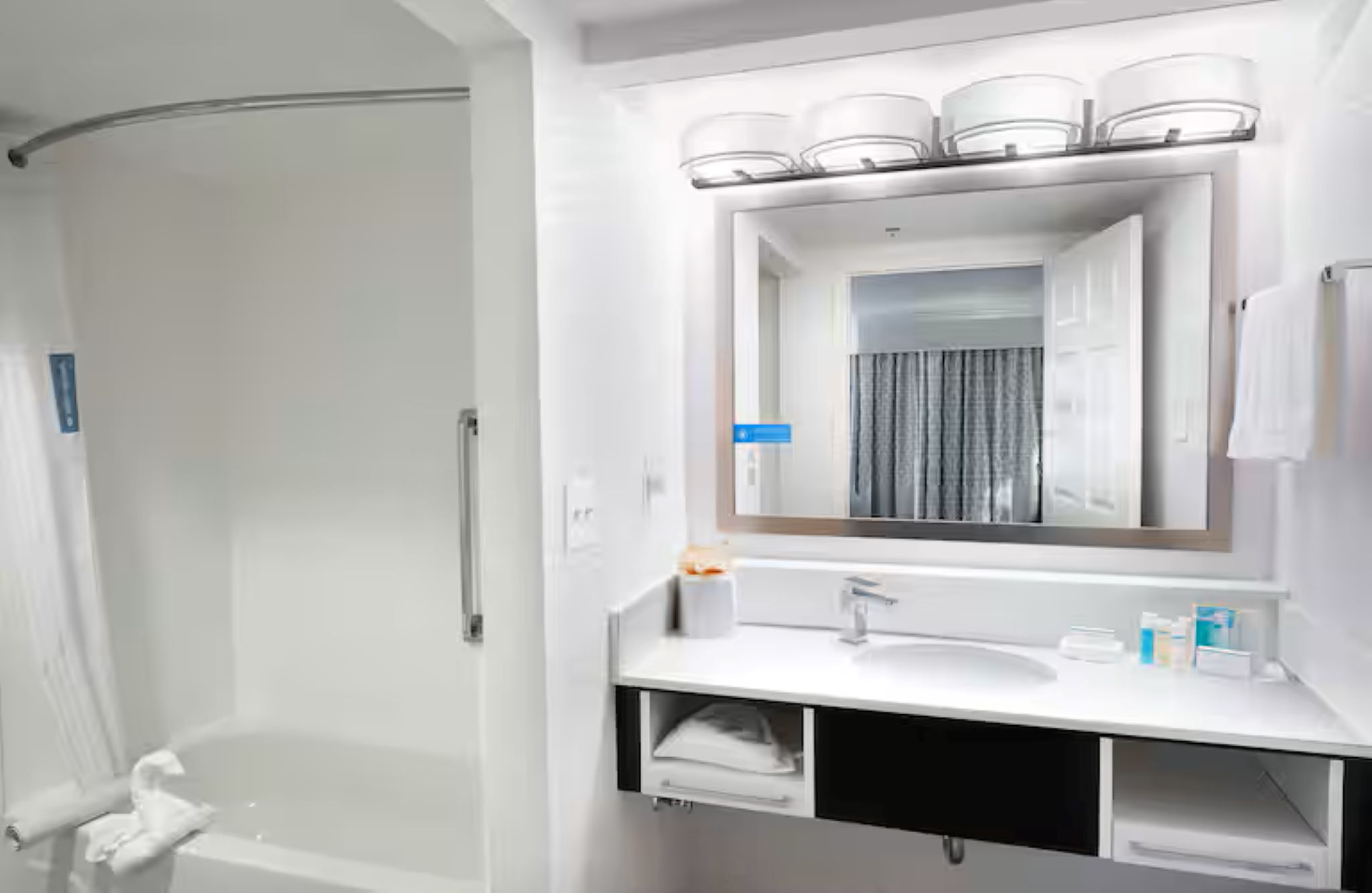 Suite Accessible King Size Bed