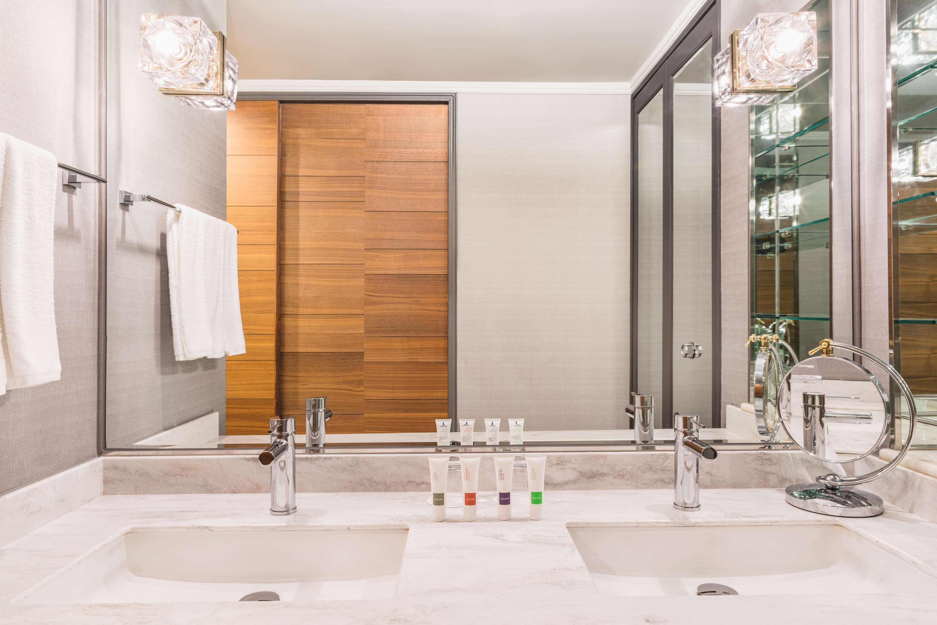 Suite Deluxe King Bed