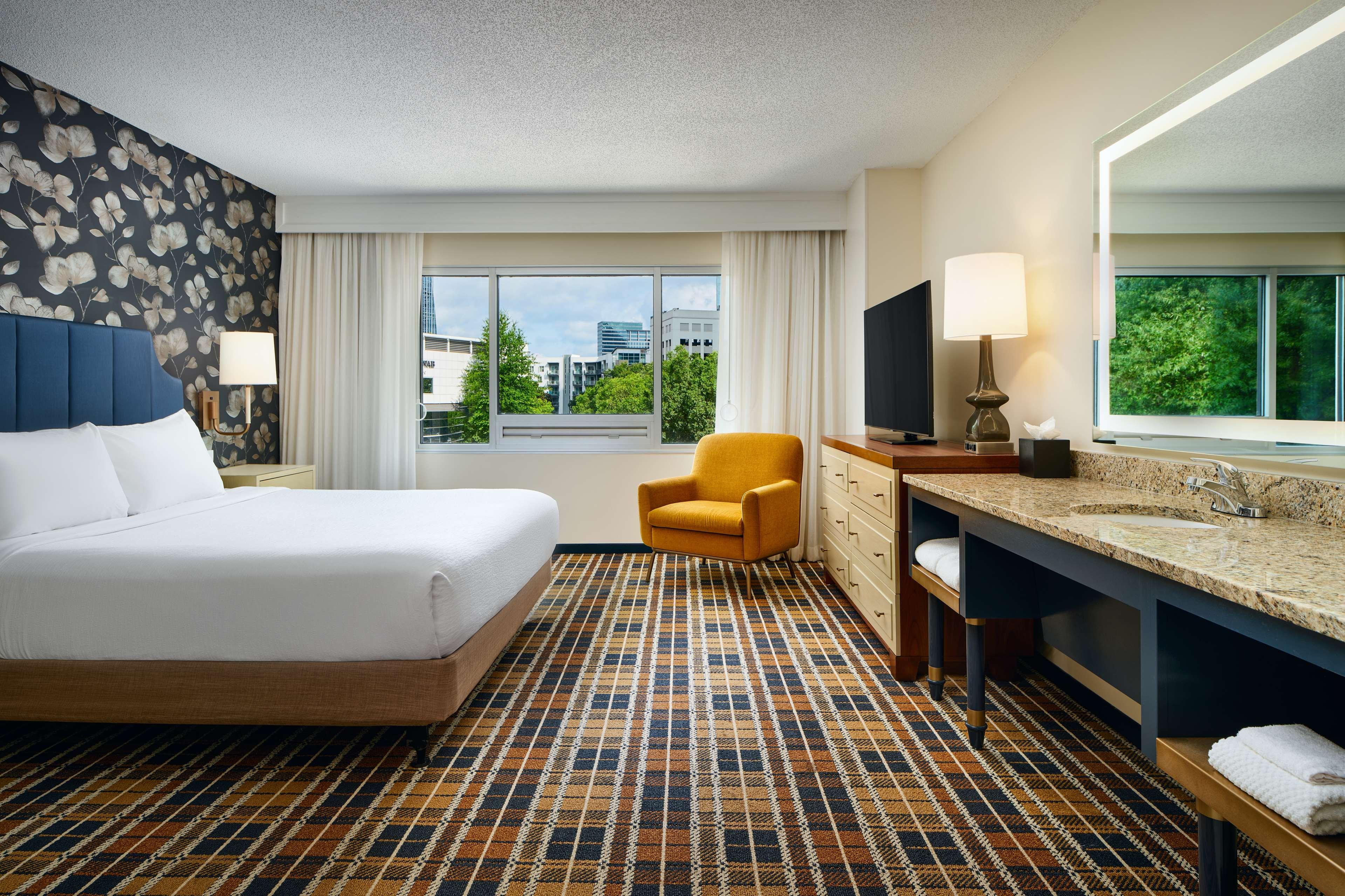 Suite Accessible King Size Bed