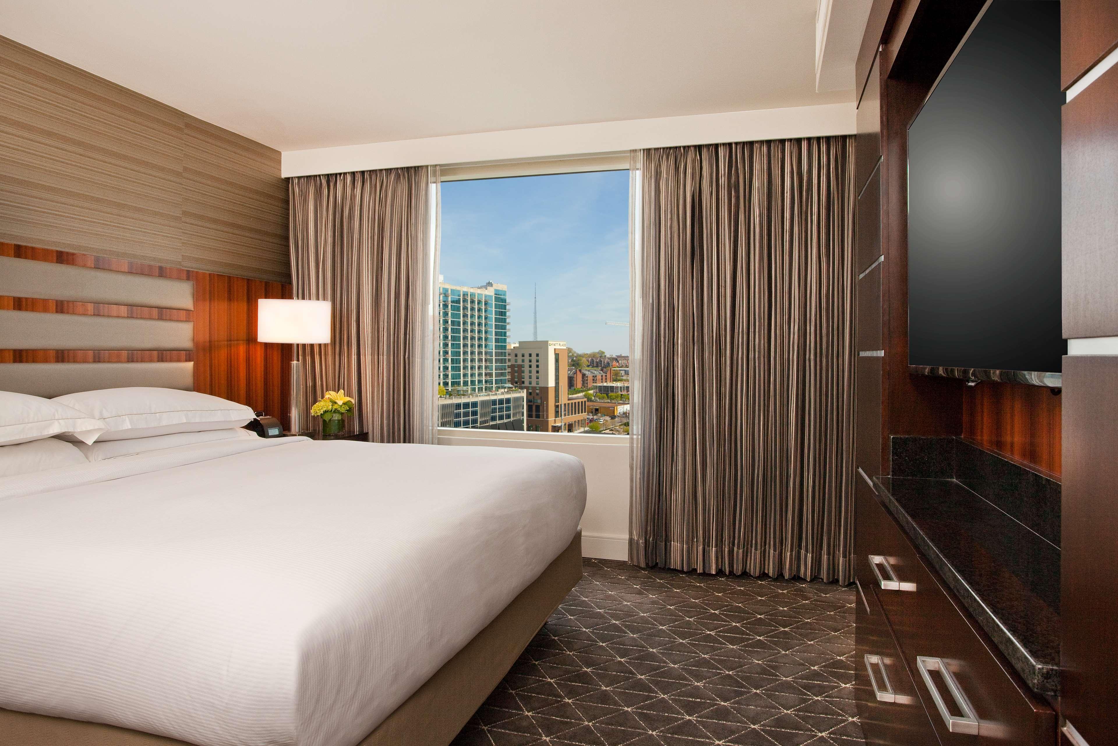 Suite Accessible King Size Bed