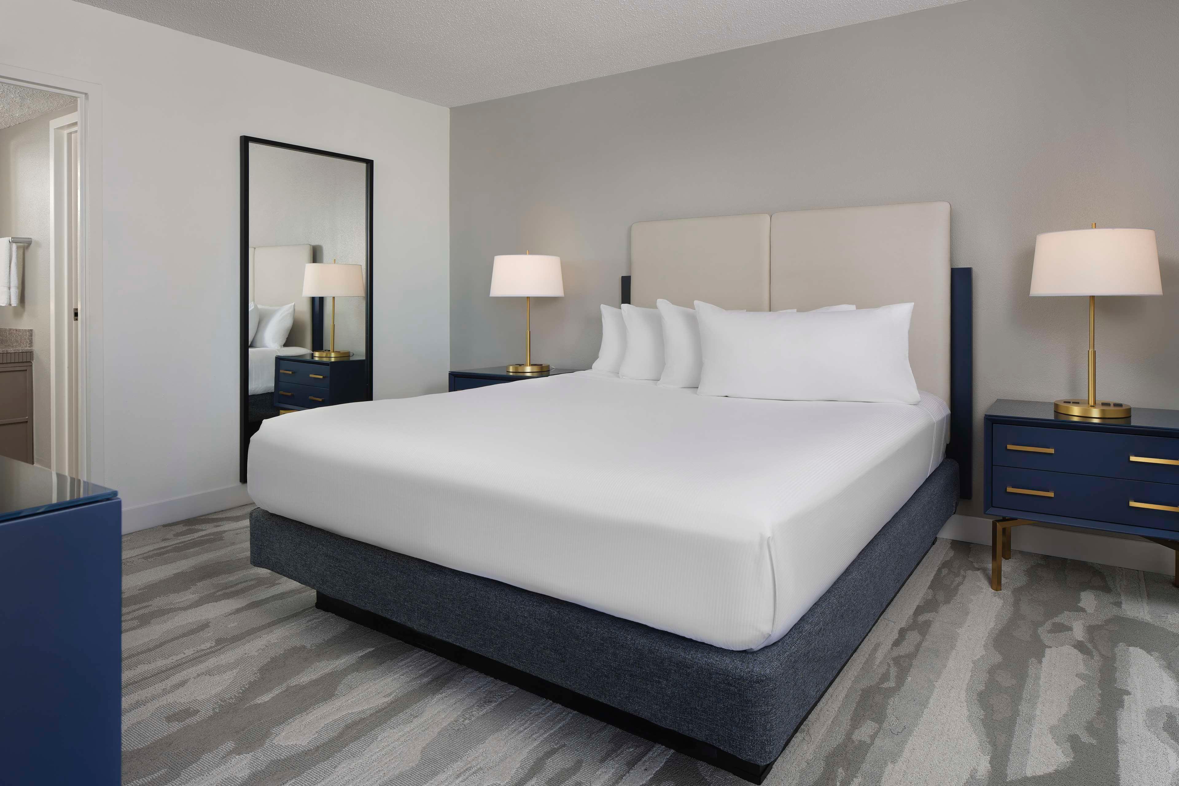 Suite Partial Ocean View King Bed