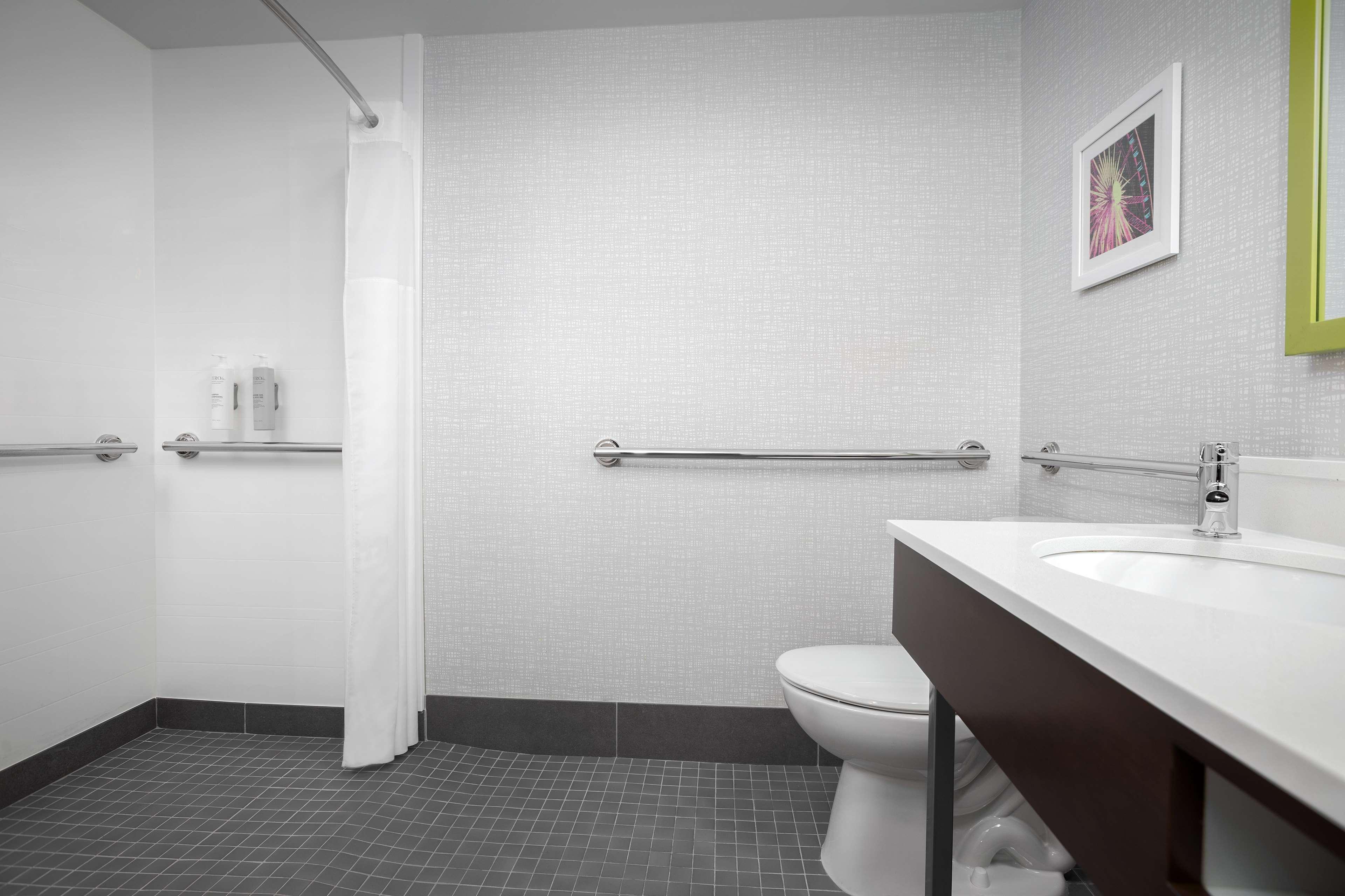 Studio Accessible King Size Bed