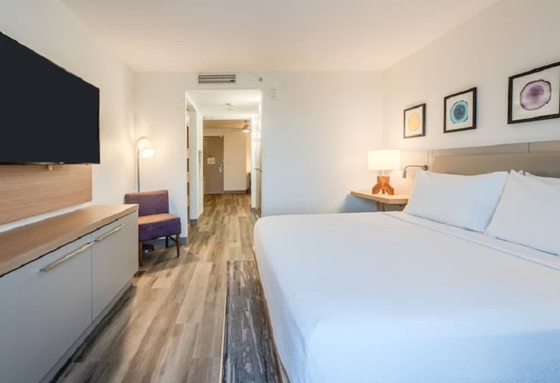 Suite Accessible King Size Bed