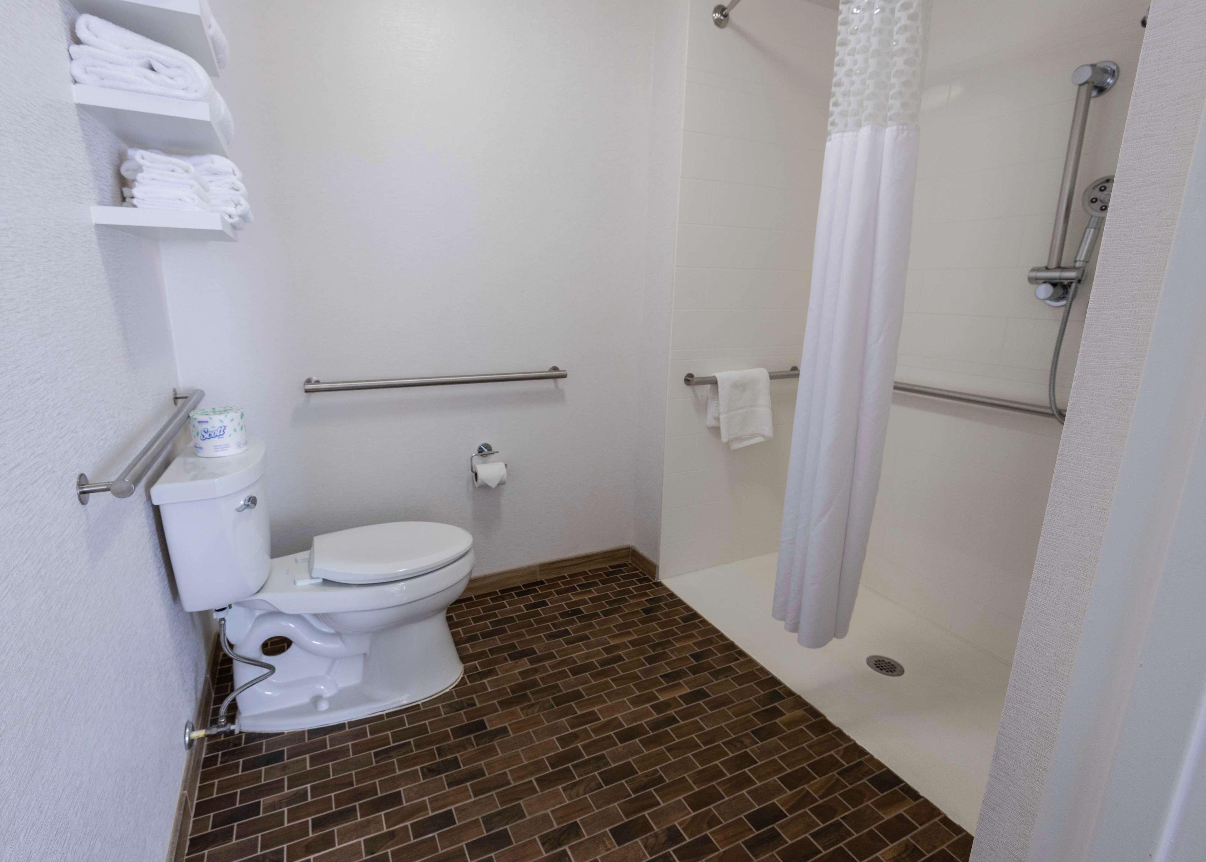 Suite Accessible King Size Bed